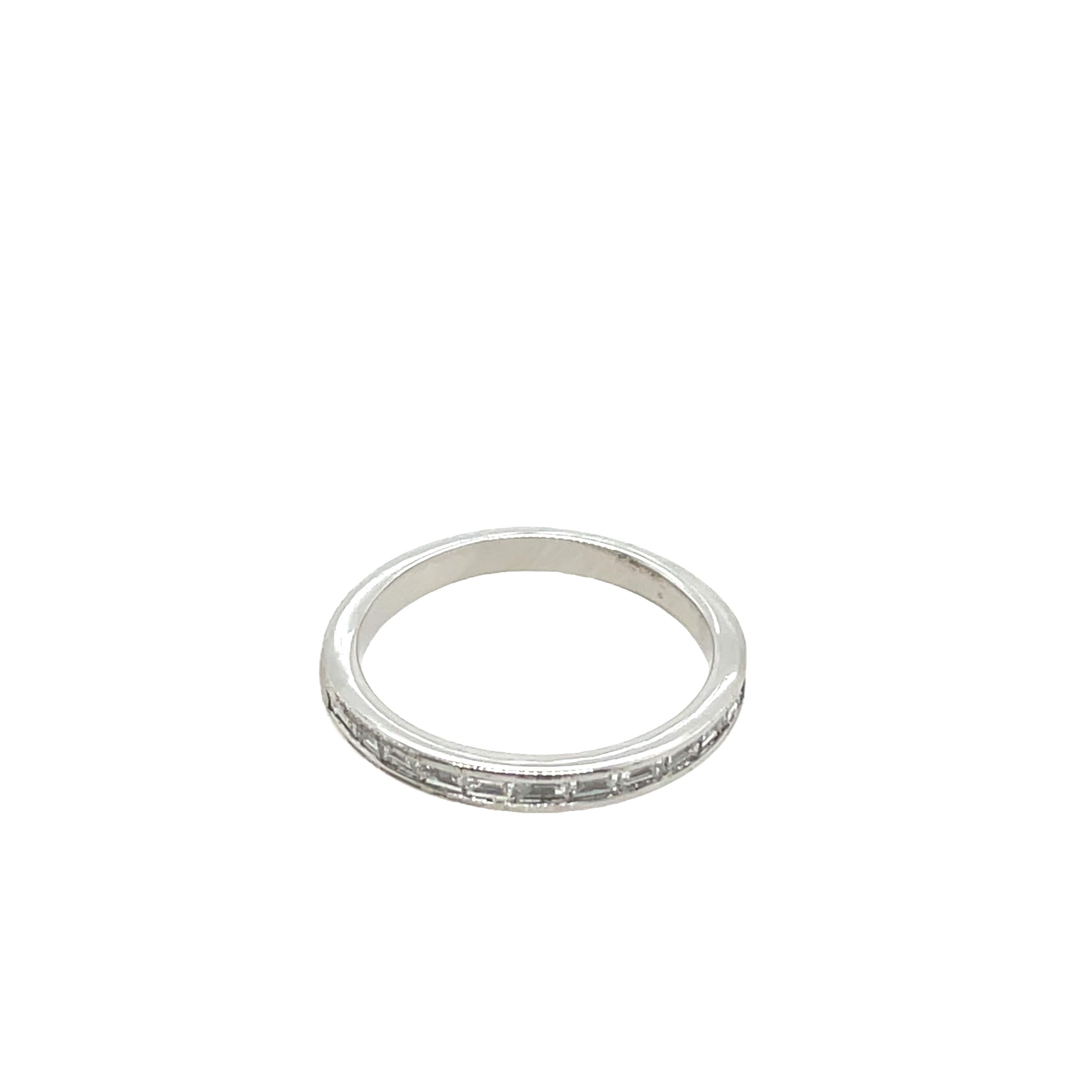 Bague d'éternité en or blanc 18 carats, sertie de diamants baguettes 0,30 carat Excellent état - En vente à London, GB