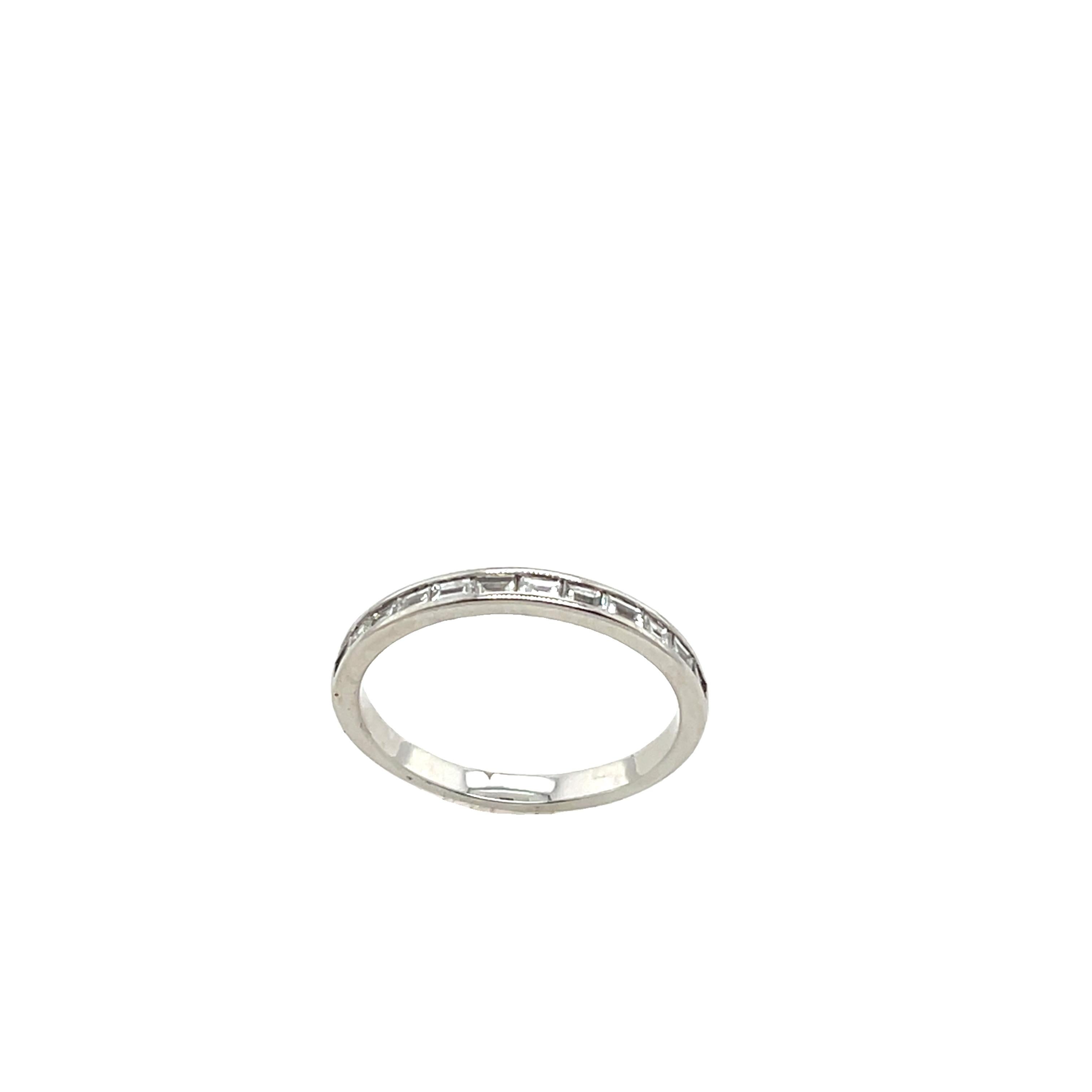 Anello di eternità con diamanti in oro bianco 18ct, con diamanti baguette da 0,30ct In condizioni ottime in vendita a London, GB