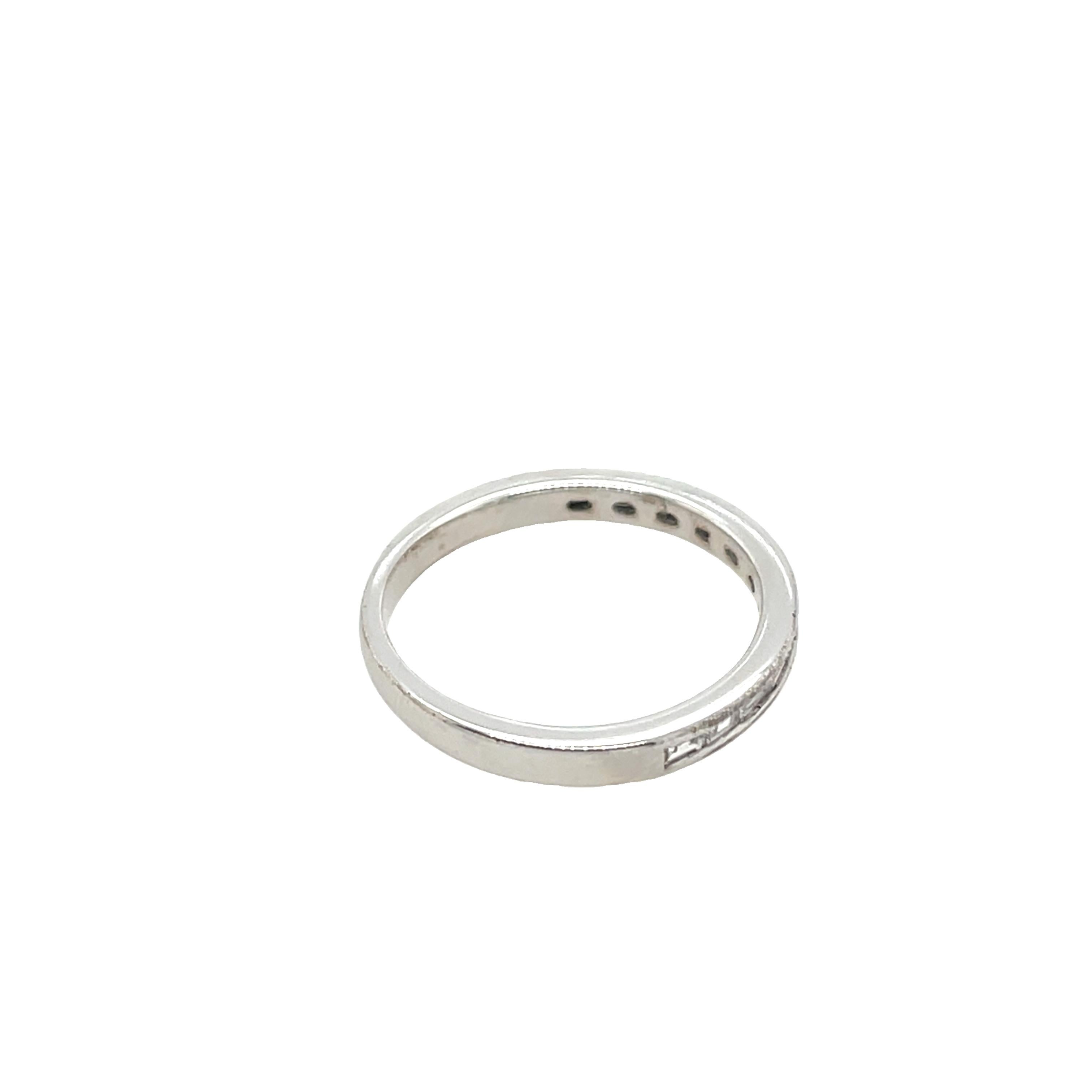 Bague d'éternité en or blanc 18 carats, sertie de diamants baguettes 0,30 carat Unisexe en vente