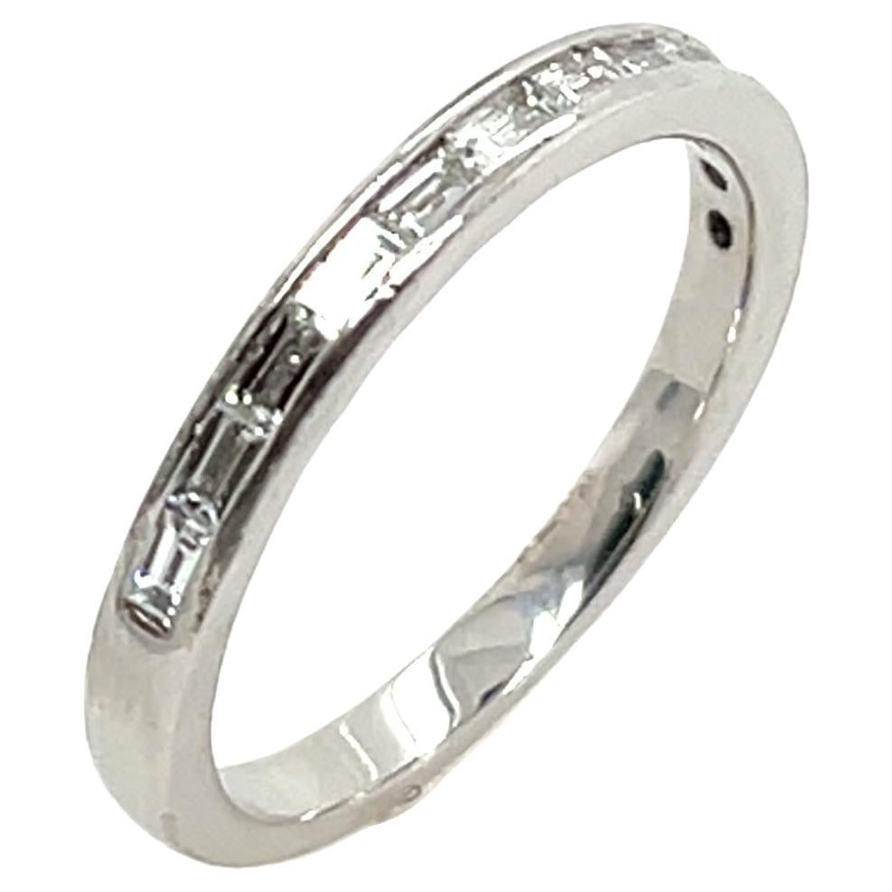 18 Karat Weißgold Diamant-Eternity-Ring, gefasst mit 0,30 Karat Baguettes Diamanten
