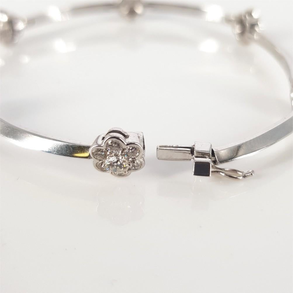 Taille ronde Bracelet fleur en or blanc 18 carats et diamants en vente