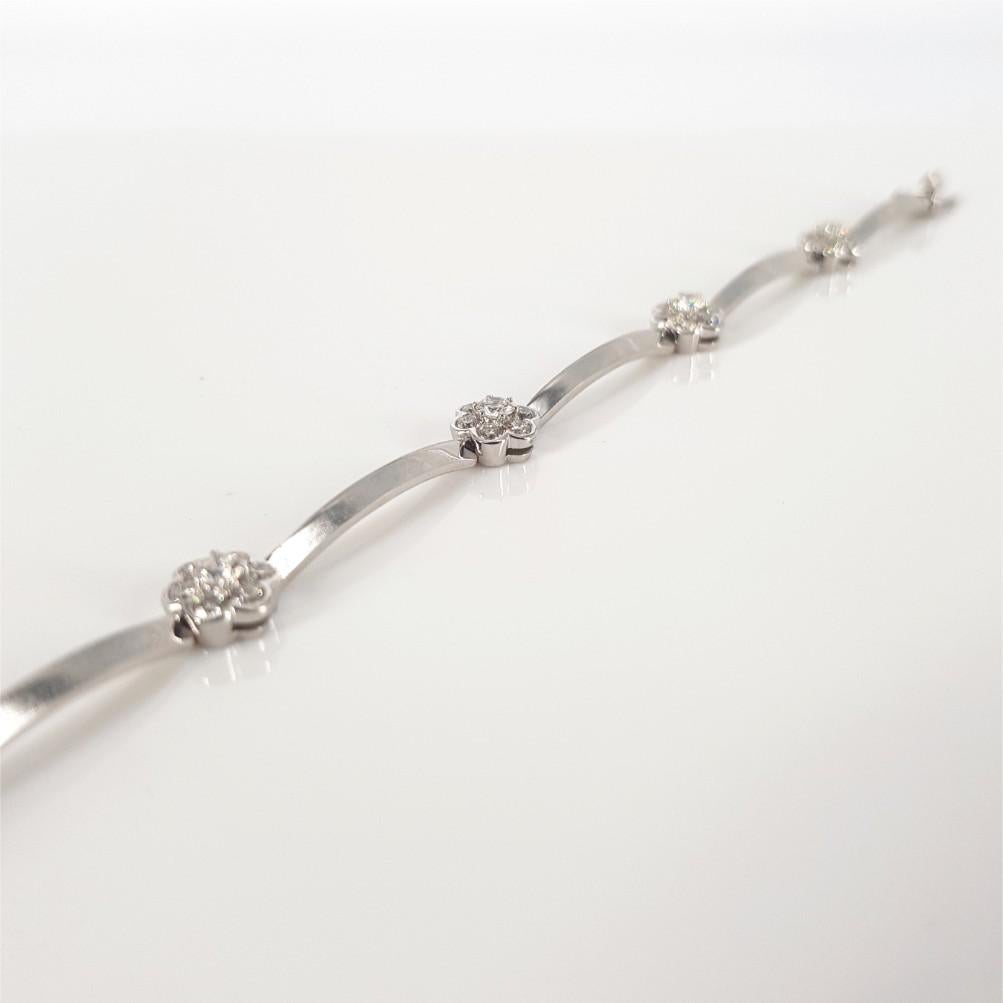 18ct White Gold Diamond Flower Bracelet In Excellent Condition For Sale In Cape Town, ZA