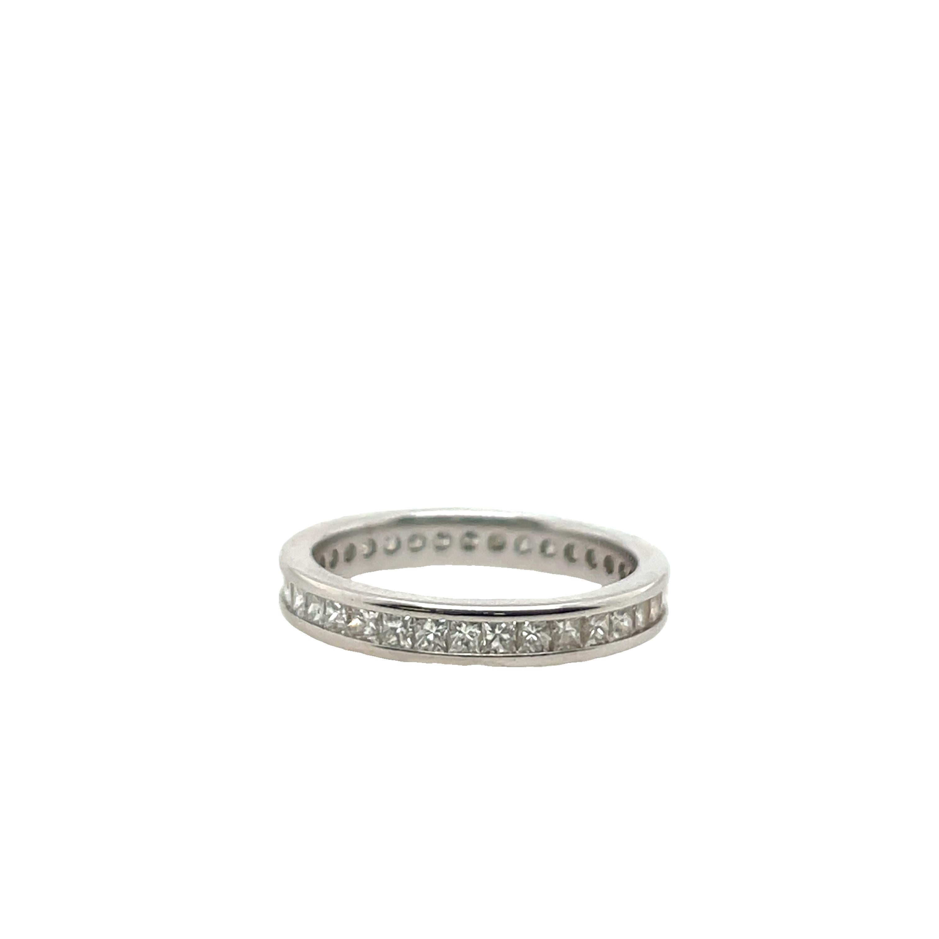 Un intramontabile anello di eternità con diamante realizzato in oro bianco 18ct, 
con 1,0ct di diamanti naturali taglio princess. 
La fila continua di diamanti scintillanti simboleggia l'amore Everlast, 
e questo la rende la scelta perfetta per