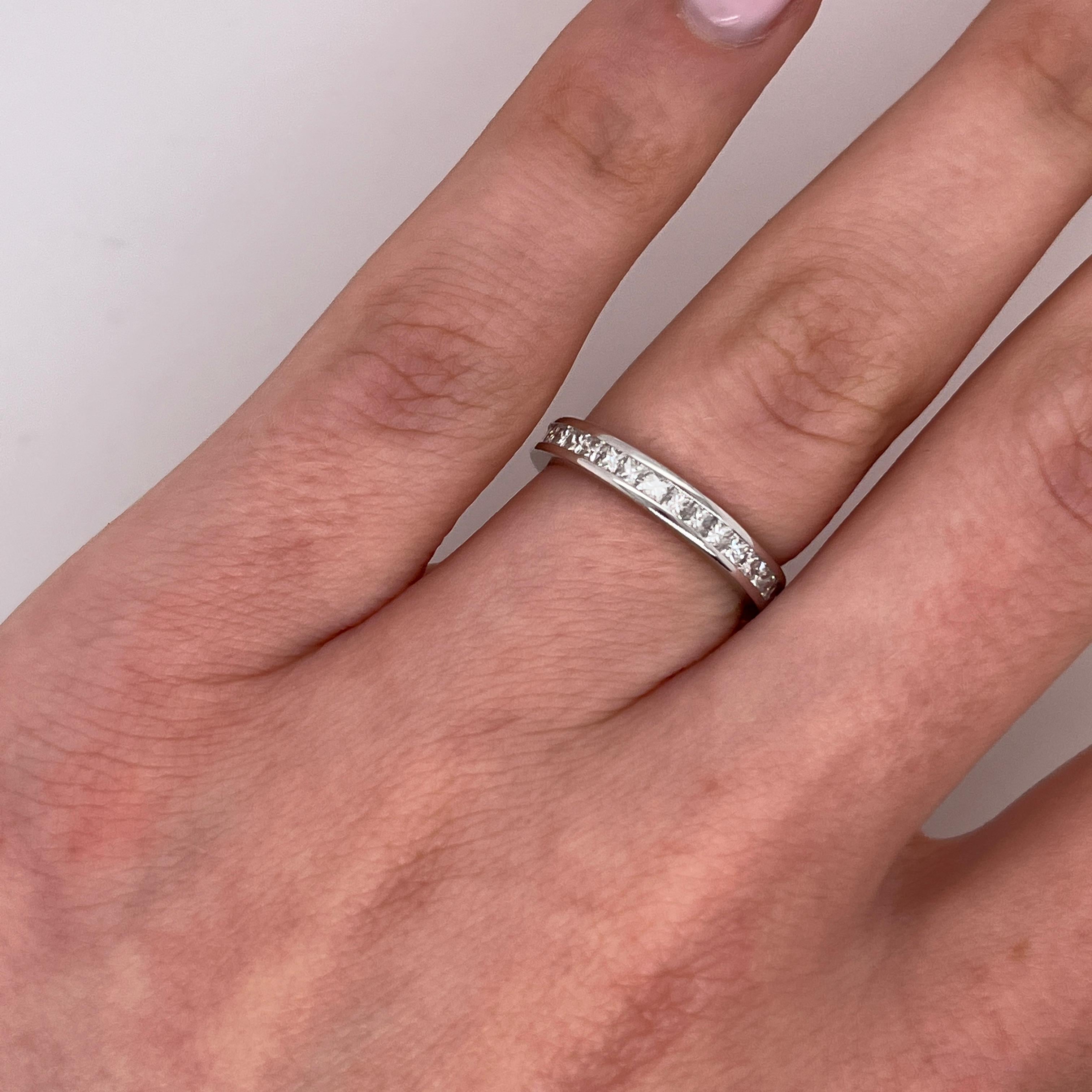 Taglio rotondo Anello a eternità completa con diamanti in oro bianco 18ct, diamanti taglio principessa 1,0ct in vendita