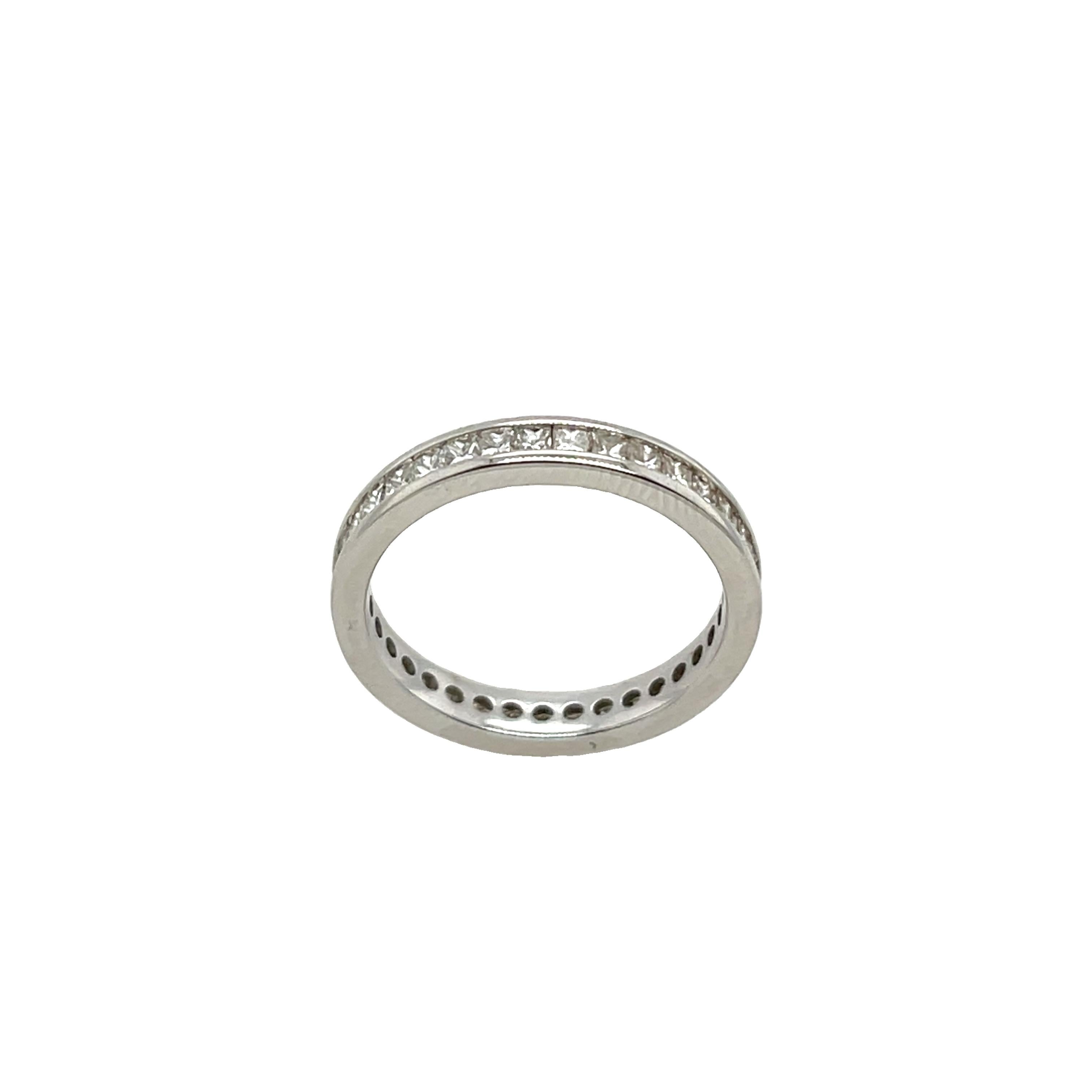 Anello a eternità completa con diamanti in oro bianco 18ct, diamanti taglio principessa 1,0ct in vendita 1