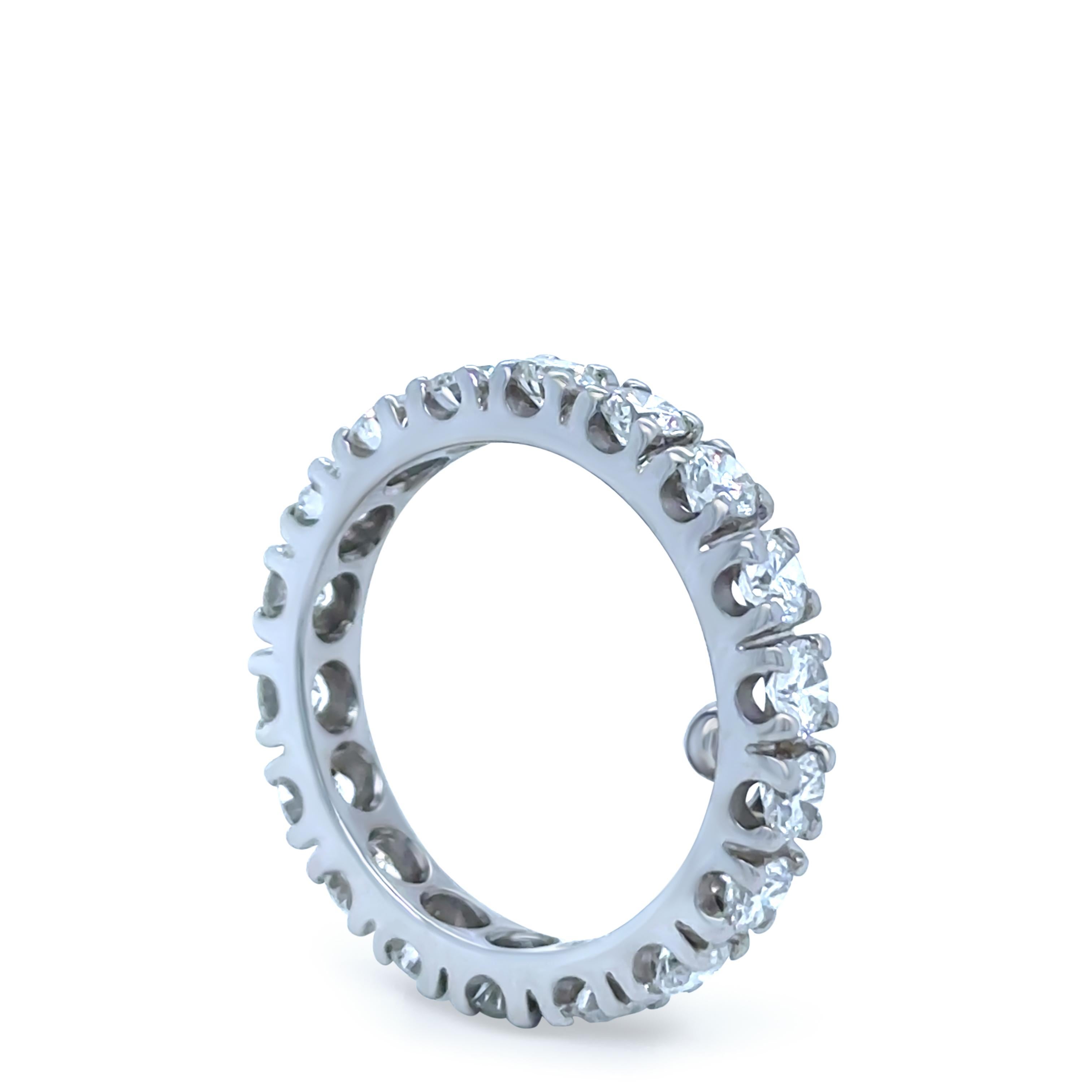Cette bague d'éternité intemporelle en or blanc 18ct est ornée de 18 diamants ronds de taille brillant, chacun d'environ 3,8 mm, sertis à griffes dans un élégant design continu. Le poids total estimé des diamants est de 2,70 carats, de couleur G à I