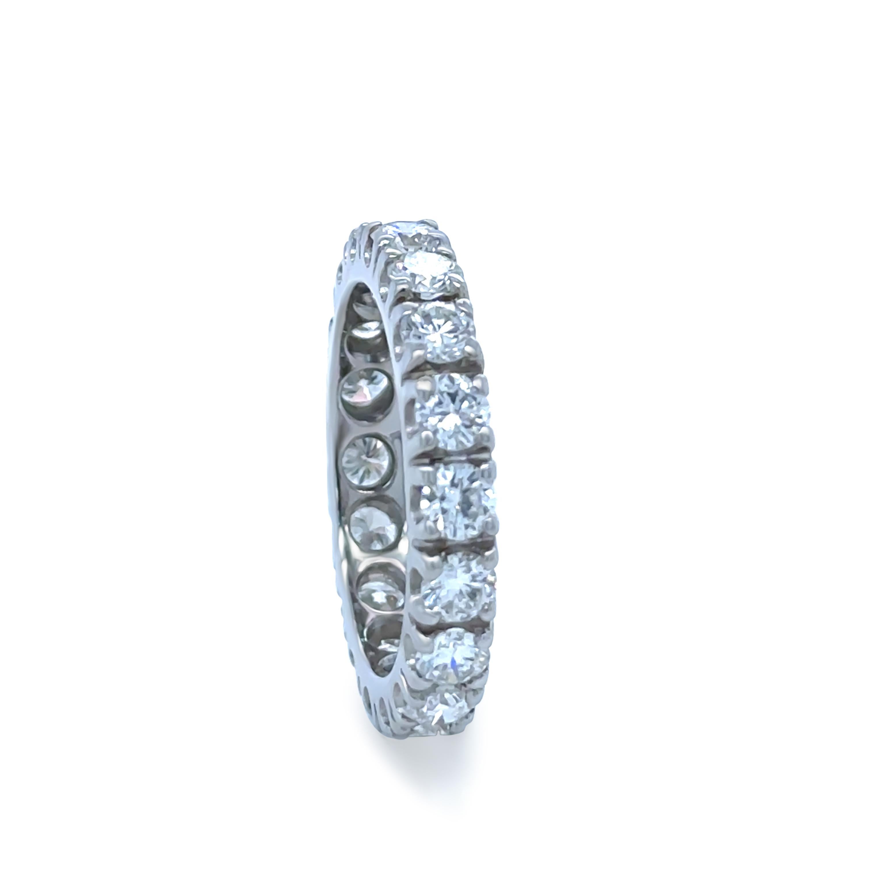 Taille brillant Bague d'éternité complète en or blanc 18 carats avec diamants 2,70 carats 5,12 g en vente