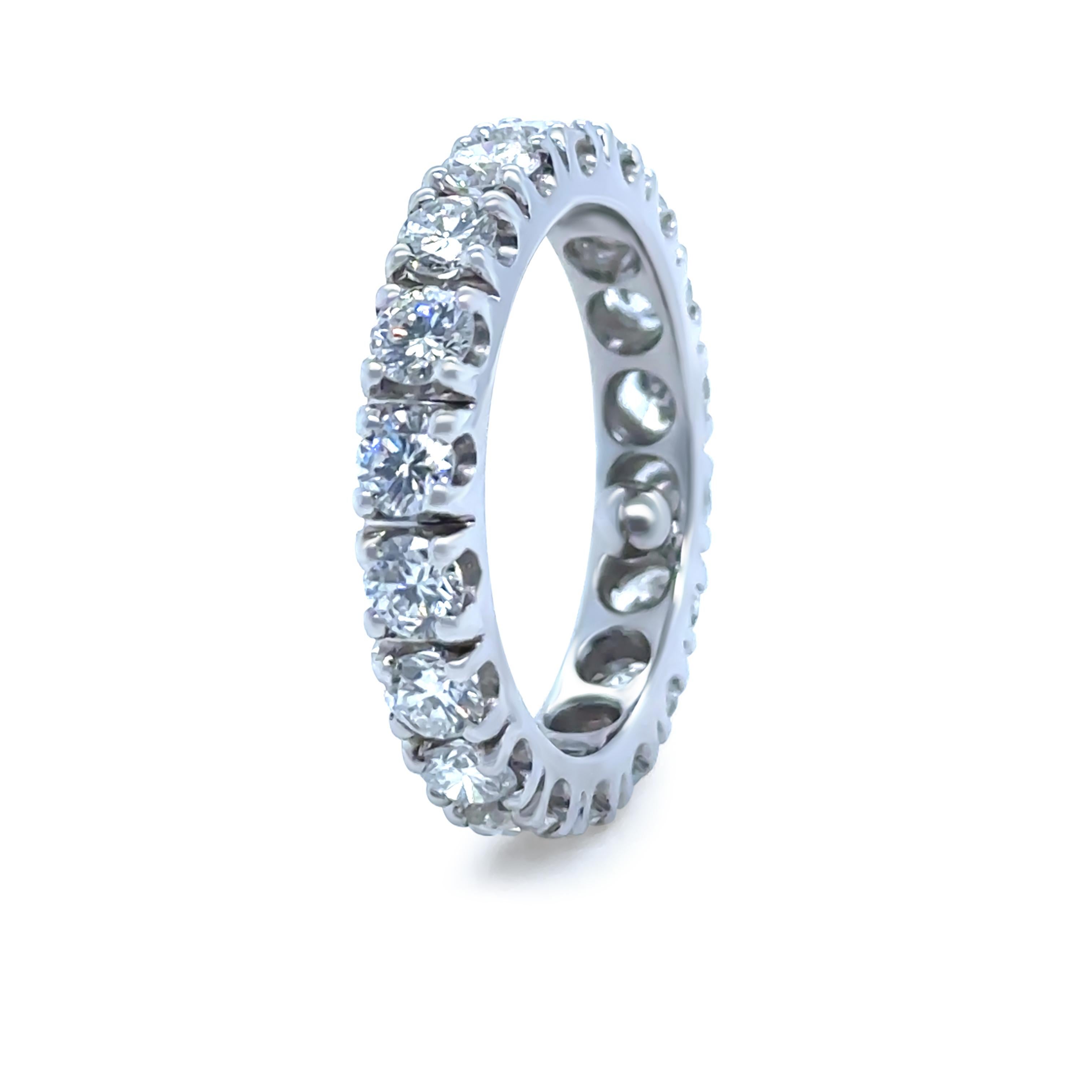 Bague d'éternité complète en or blanc 18 carats avec diamants 2,70 carats 5,12 g en vente 1