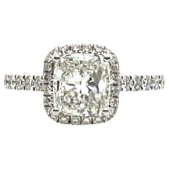 Anello con diamante aureolato in oro bianco 18 ct con diamante a cuscino GIA 1,50 ct G/VS2