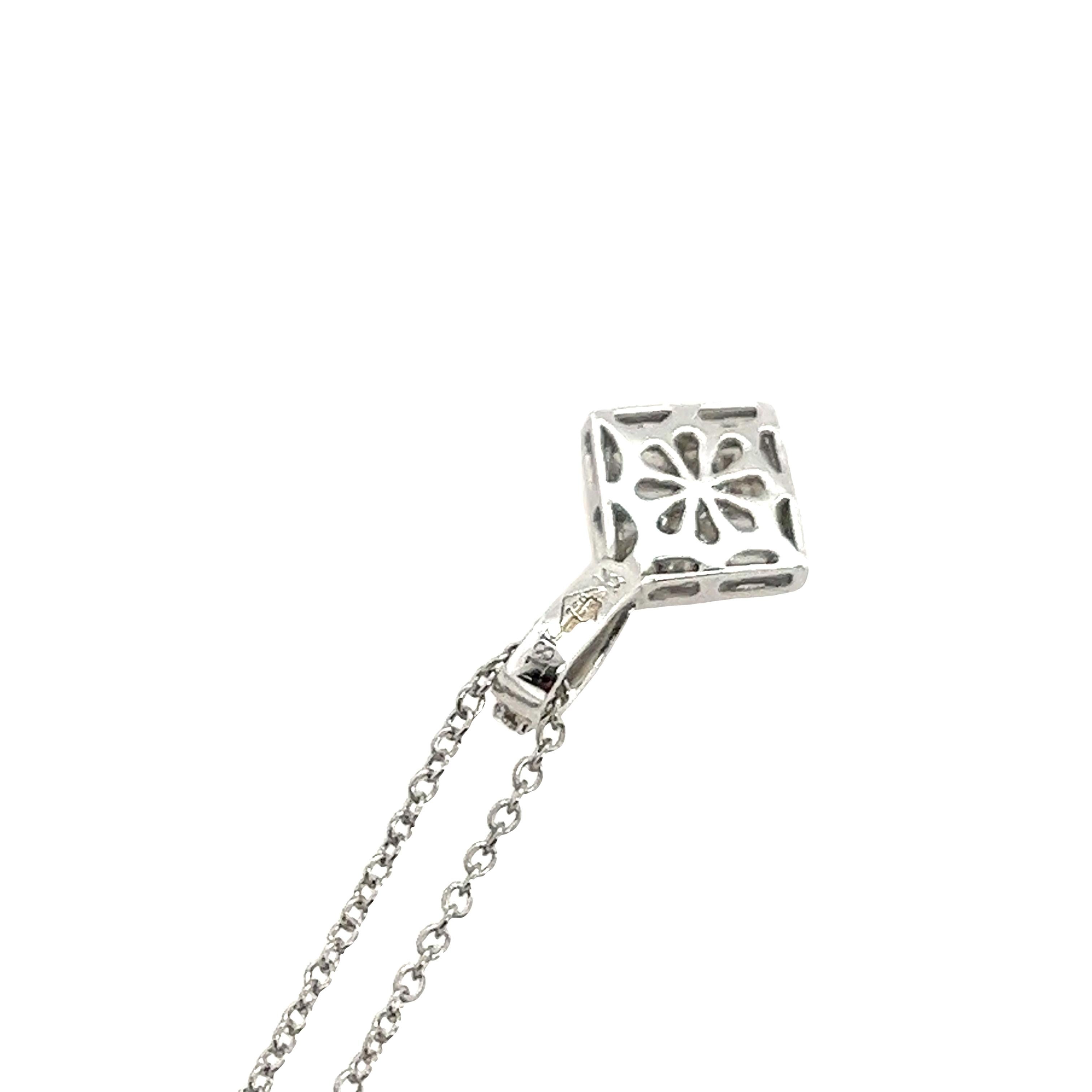 Diese Halskette ist so konzipiert, dass sie den Anhänger in der Mitte der Brust hält. Sie ist mit 12 runden Diamanten im Brillantschliff und 4 Diamanten im Baguetteschliff 0,25ct H/SI1 besetzt.
Dies ist ein sehr elegantes und schönes Schmuckstück,