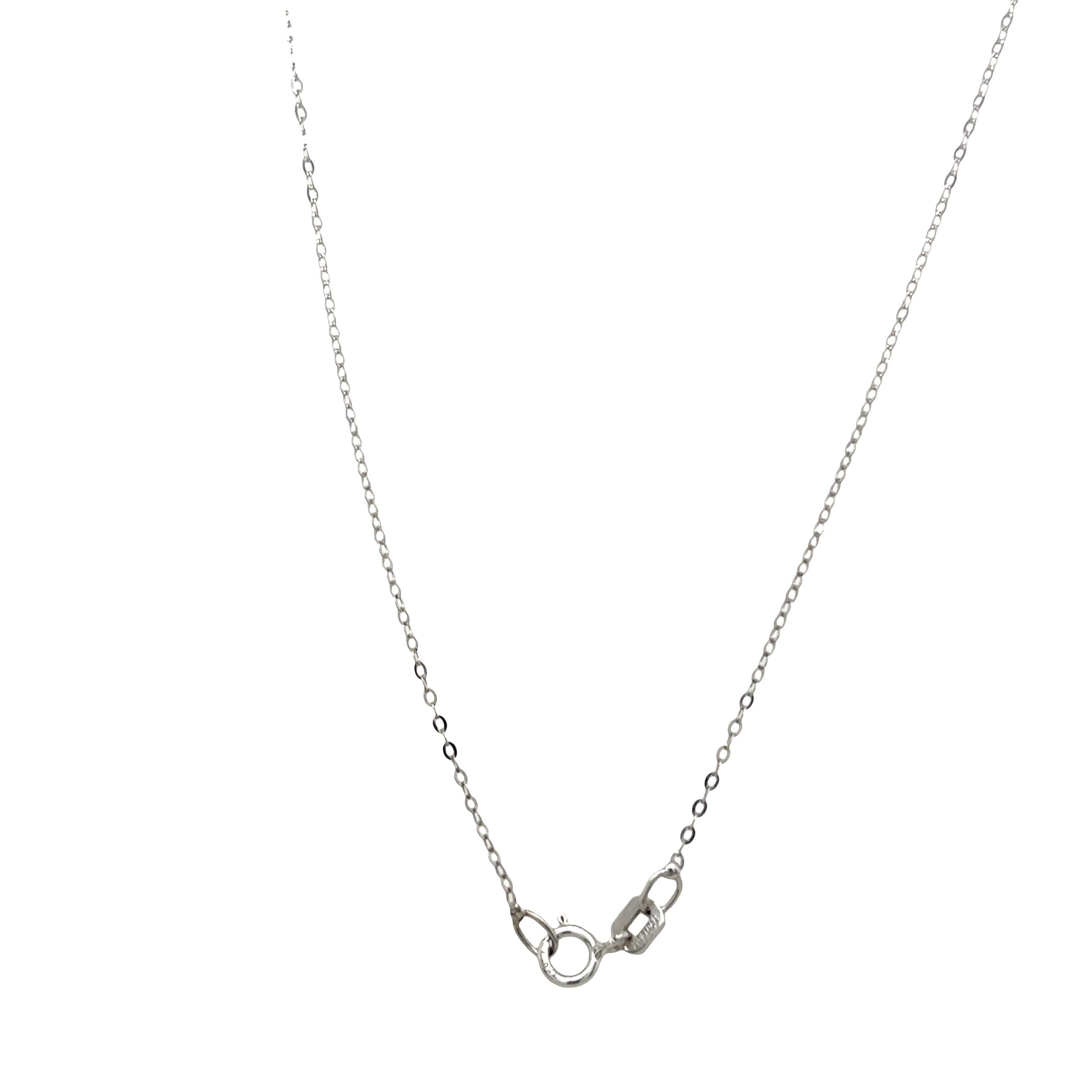 Uno splendido ed elegante pendente con diamante in oro bianco 18 ct, 

con un diamante rotondo taglio brillante da 0.35 carati. 

Questo ciondolo classico è perfetto per aggiungere un tocco di lusso a qualsiasi outfit. Sospeso da una catena in oro
