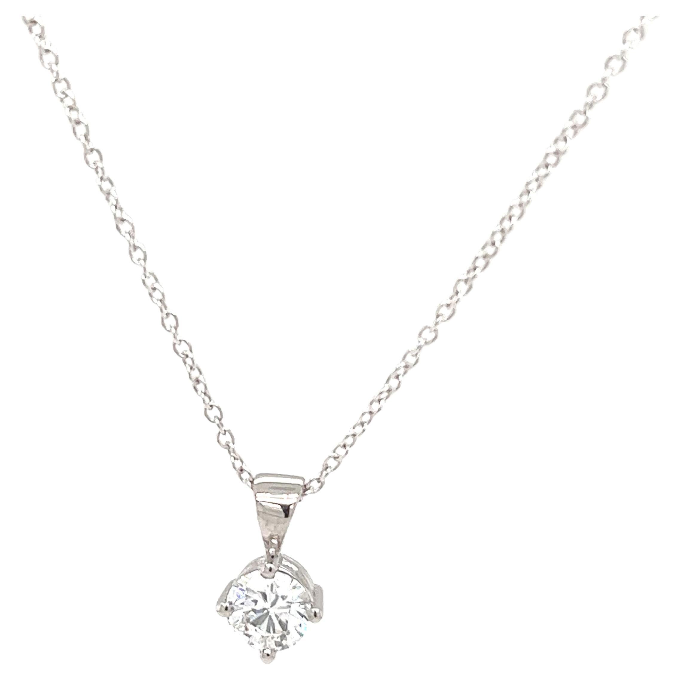 Colgante de diamantes de oro blanco de 18 ct engastado con diamante redondo talla brillante de 0,41 ct