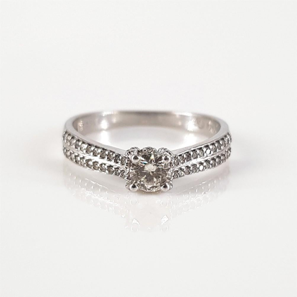 18ct White Gold Diamond Ring For Sale 1