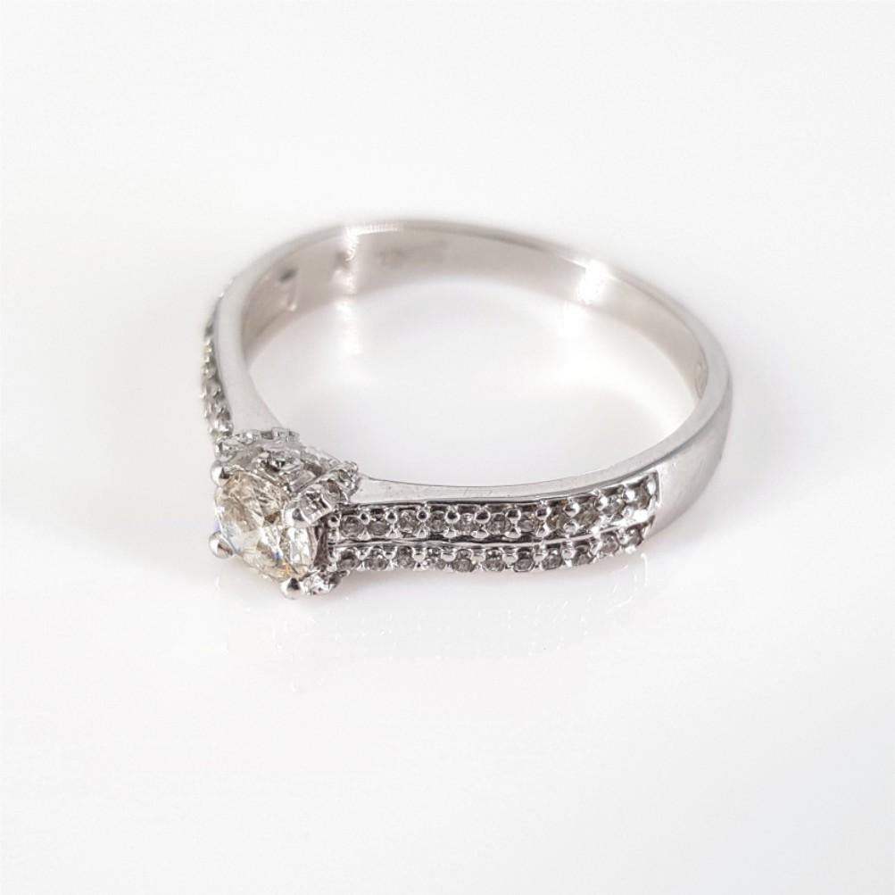 18ct White Gold Diamond Ring For Sale 2