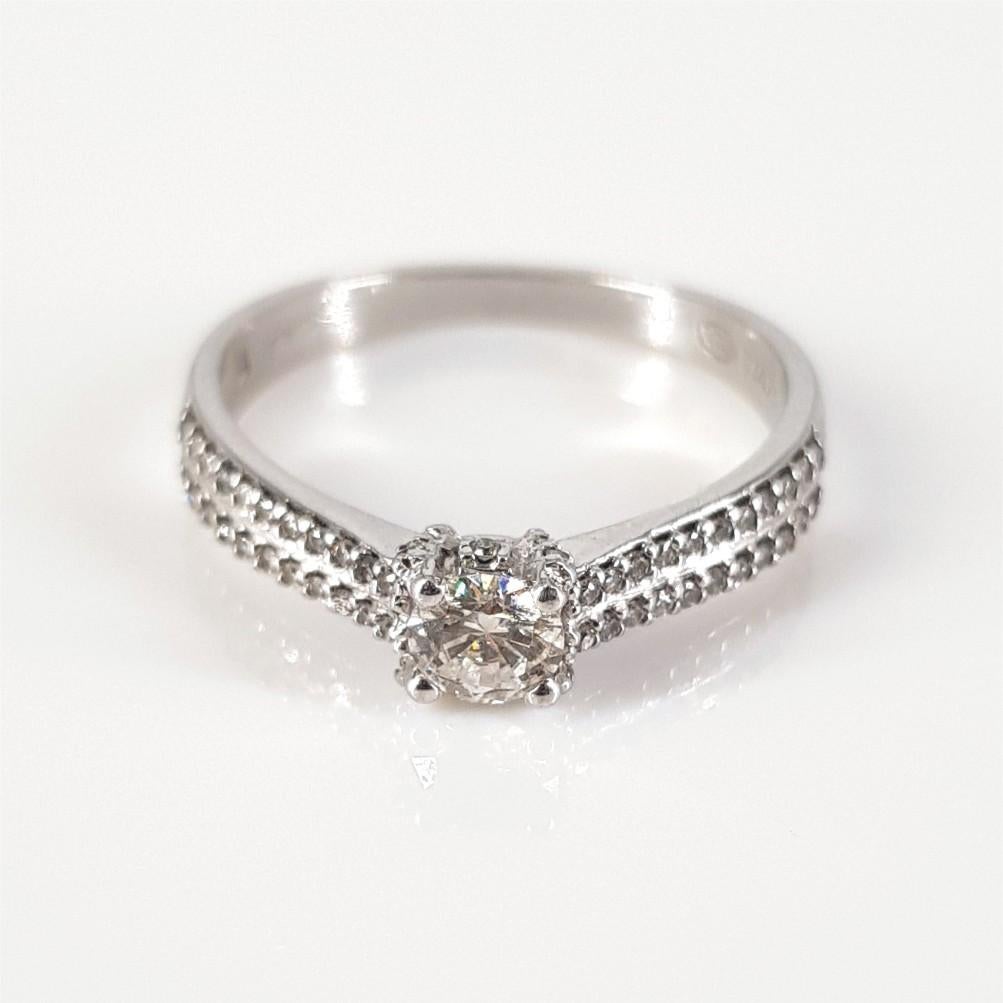 18ct White Gold Diamond Ring For Sale 3