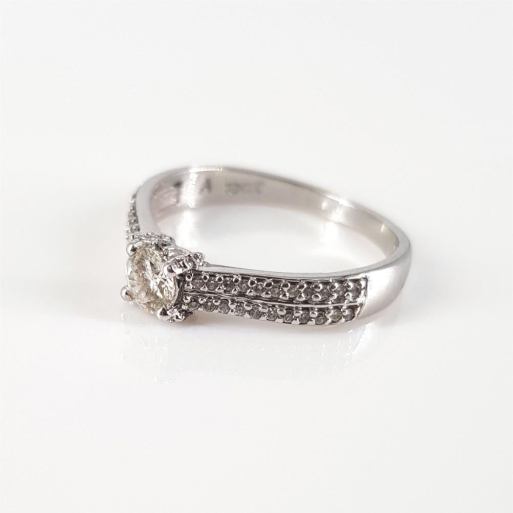 18ct White Gold Diamond Ring For Sale 4