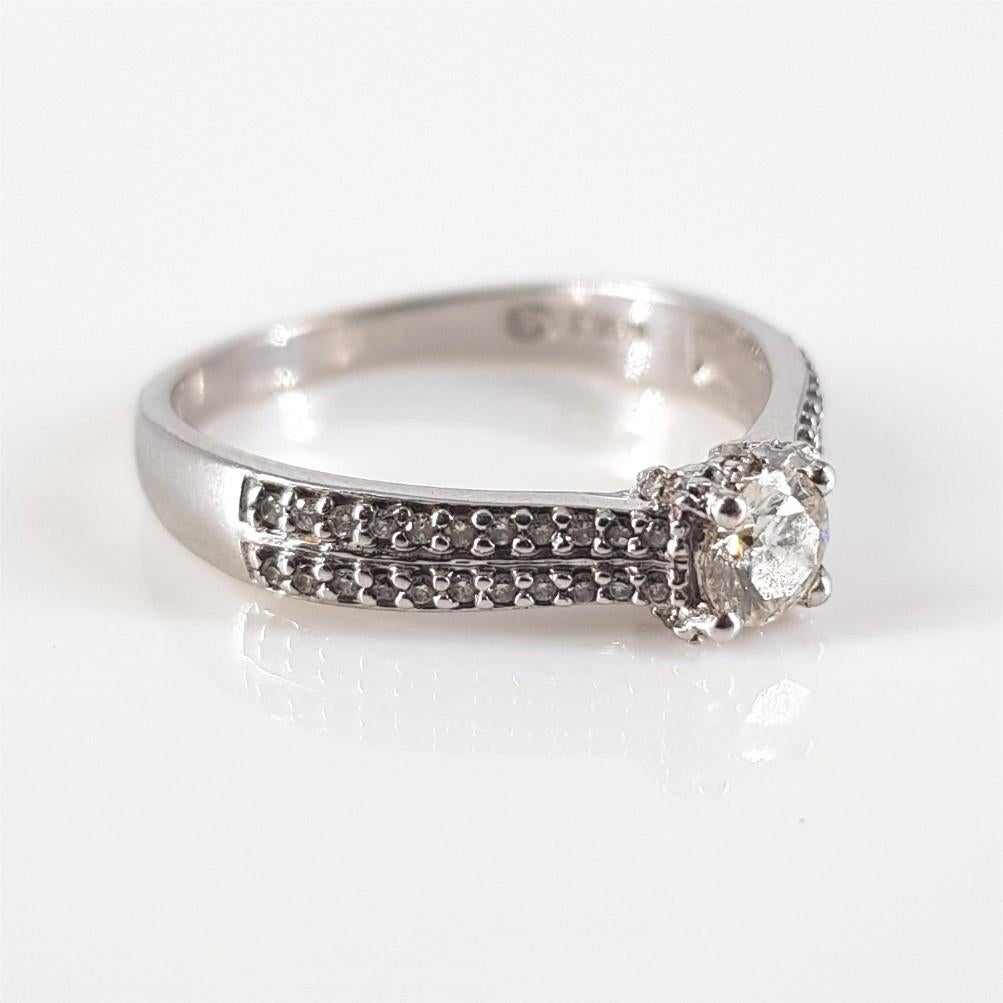 18ct White Gold Diamond Ring For Sale 5