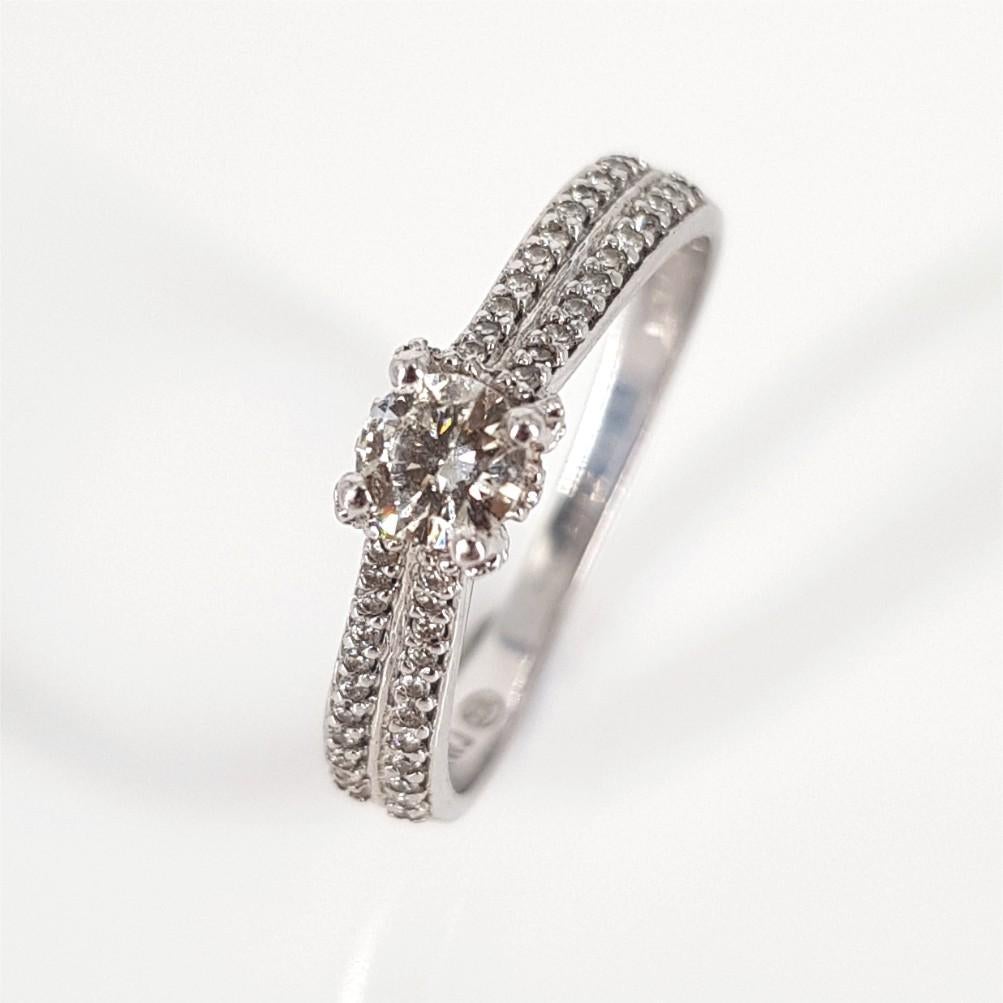 18 Karat Weißgold Diamant-Ring im Zustand „Hervorragend“ im Angebot in Cape Town, ZA
