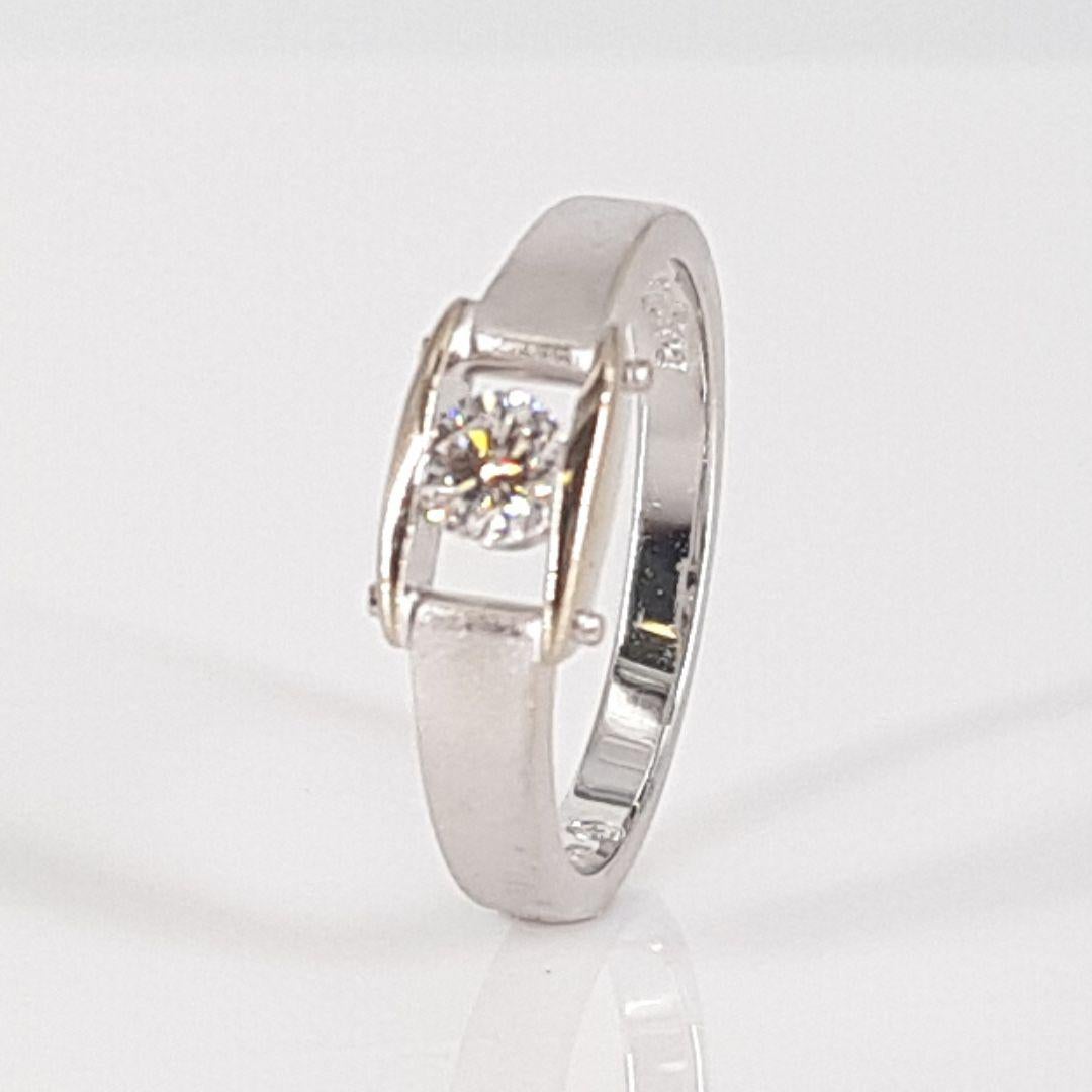Women's or Men's 18ct White Gold Diamond Ring For Sale