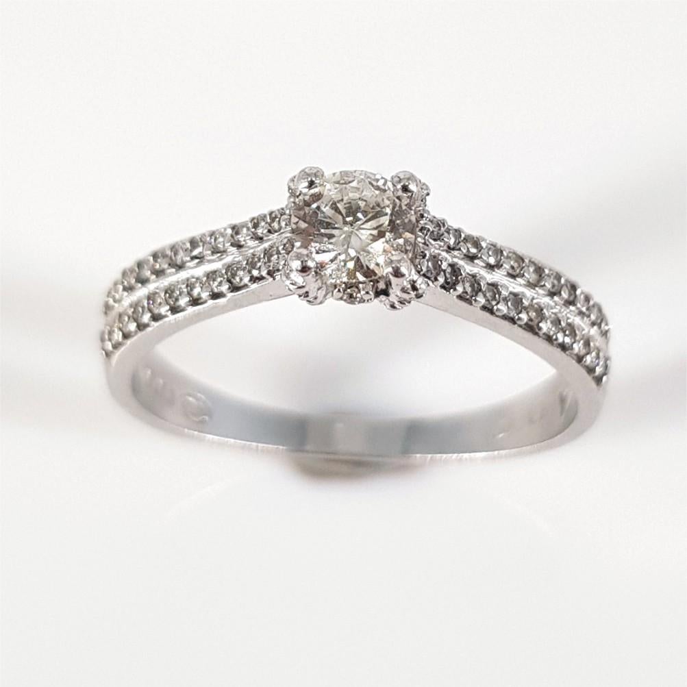 Modern 18ct White Gold Diamond Ring For Sale