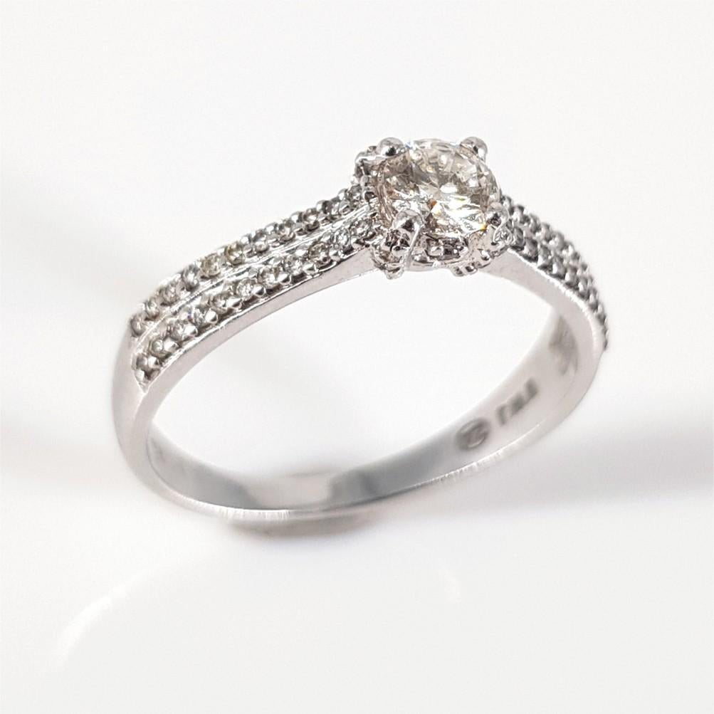 18ct White Gold Diamond Ring In Excellent Condition For Sale In Cape Town, ZA