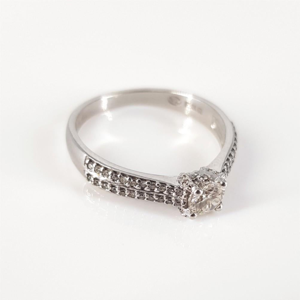 Women's 18ct White Gold Diamond Ring For Sale