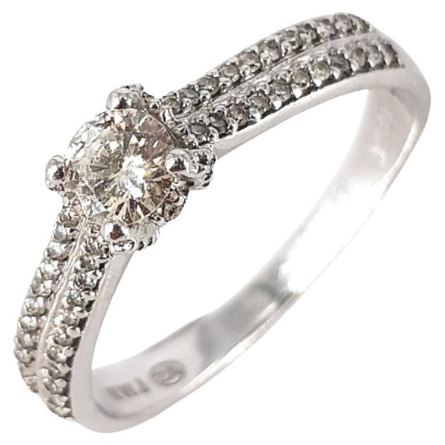 18 Karat Weißgold Diamant-Ring im Angebot