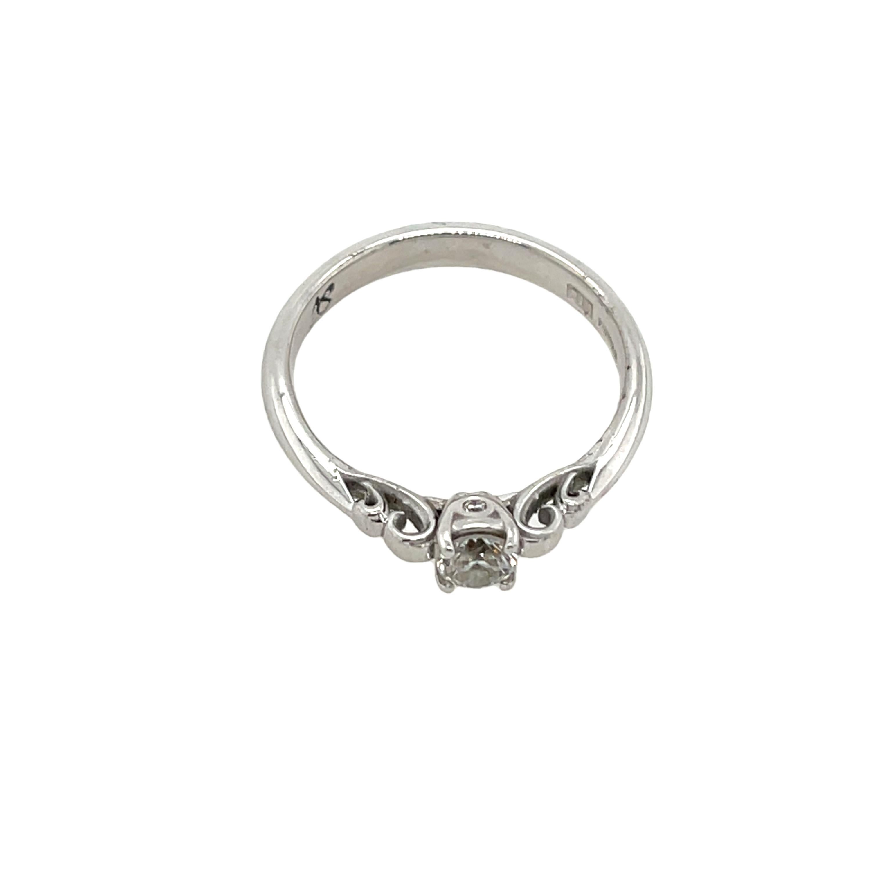 Diamantring aus 18 Karat Weißgold, besetzt mit einem runden Diamanten von 0,22 Karat. 
Dieser elegante Ring besteht aus einem einzelnen runden Diamanten von 0,22 Karat, der wunderschön in ein schlankes Band aus 18 Karat Weißgold eingefasst ist.