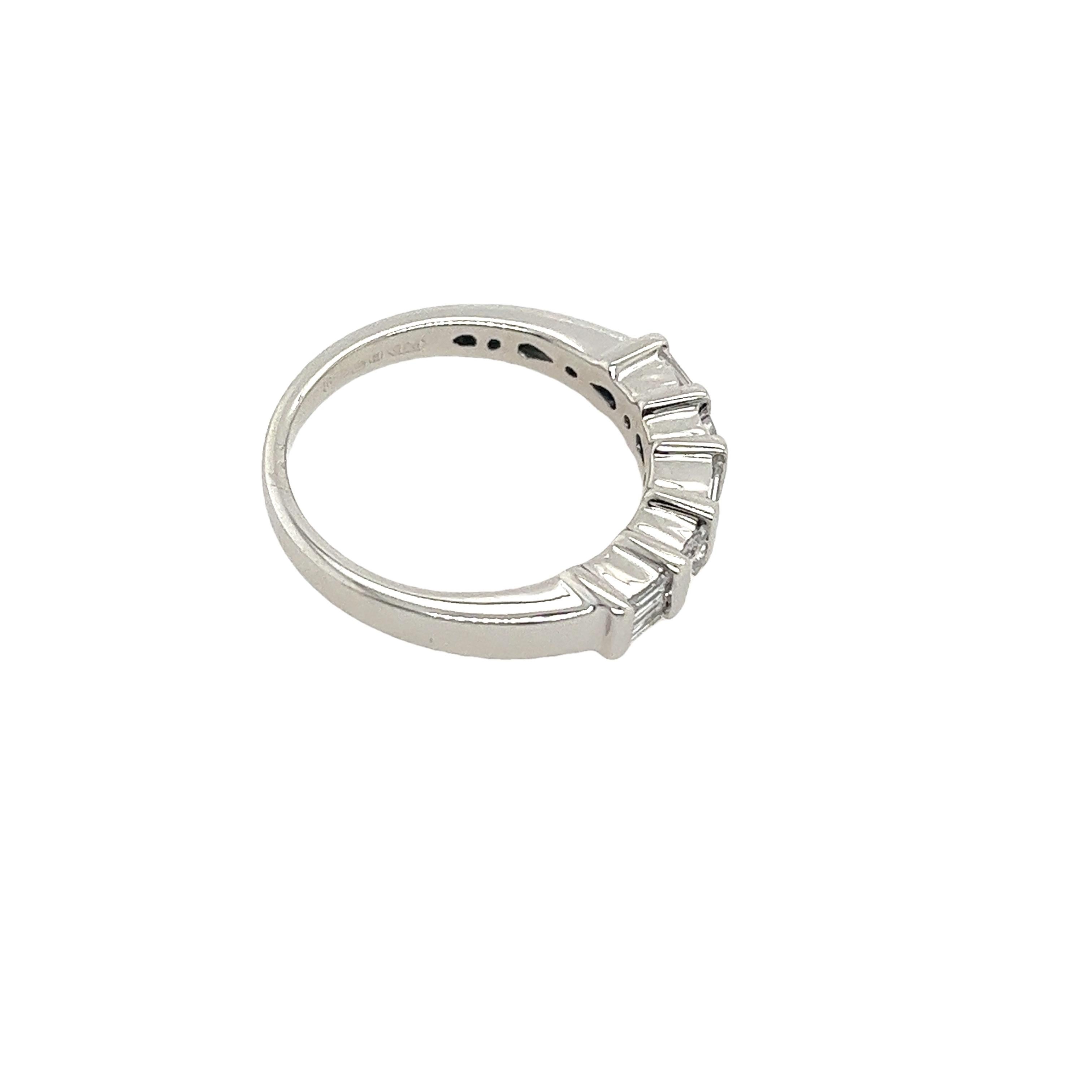 18ct White Gold Diamond Ring, Set With 0.45ct Natural Diamonds In Excellent Condition For Sale In London, GB