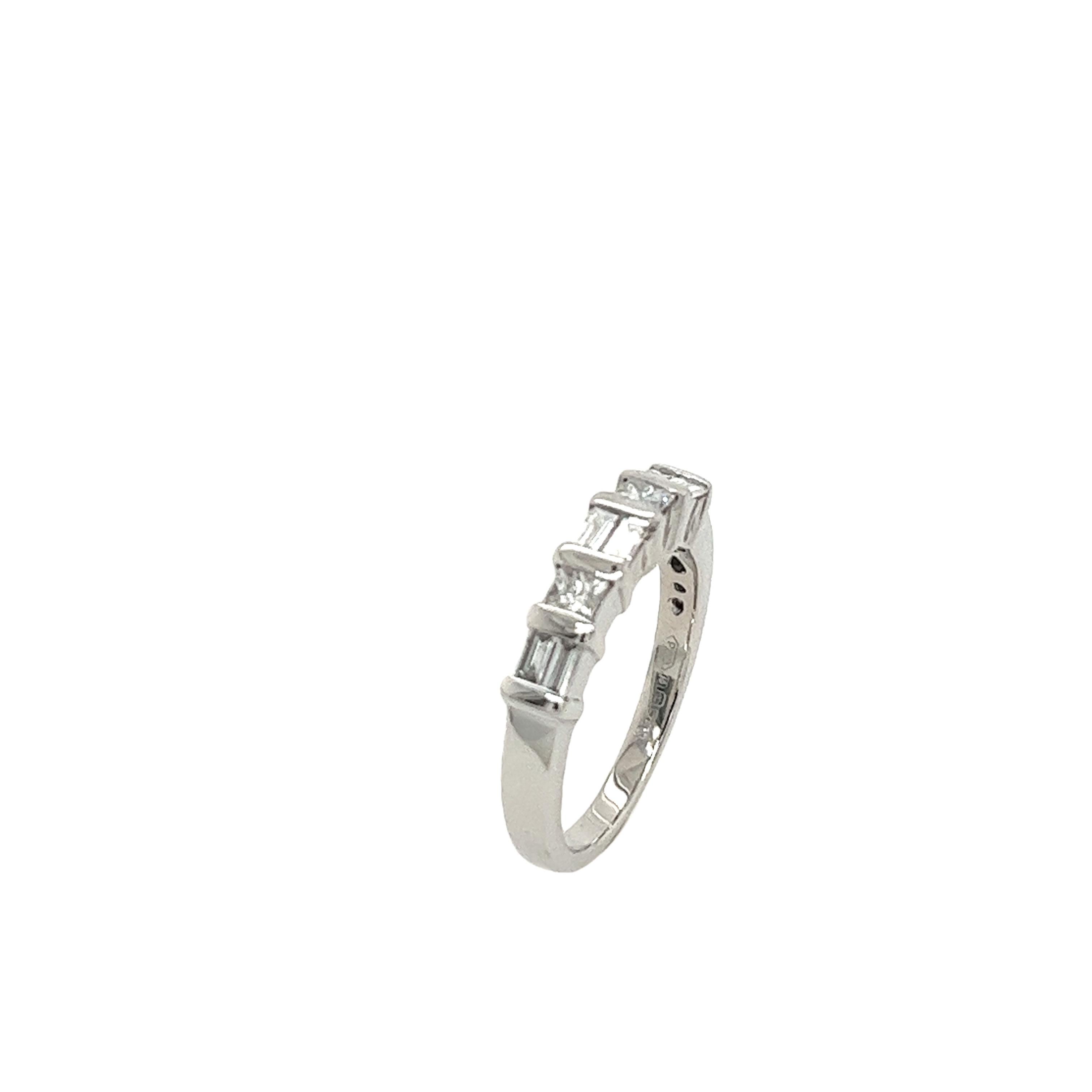 Women's or Men's 18ct White Gold Diamond Ring, Set With 0.45ct Natural Diamonds For Sale