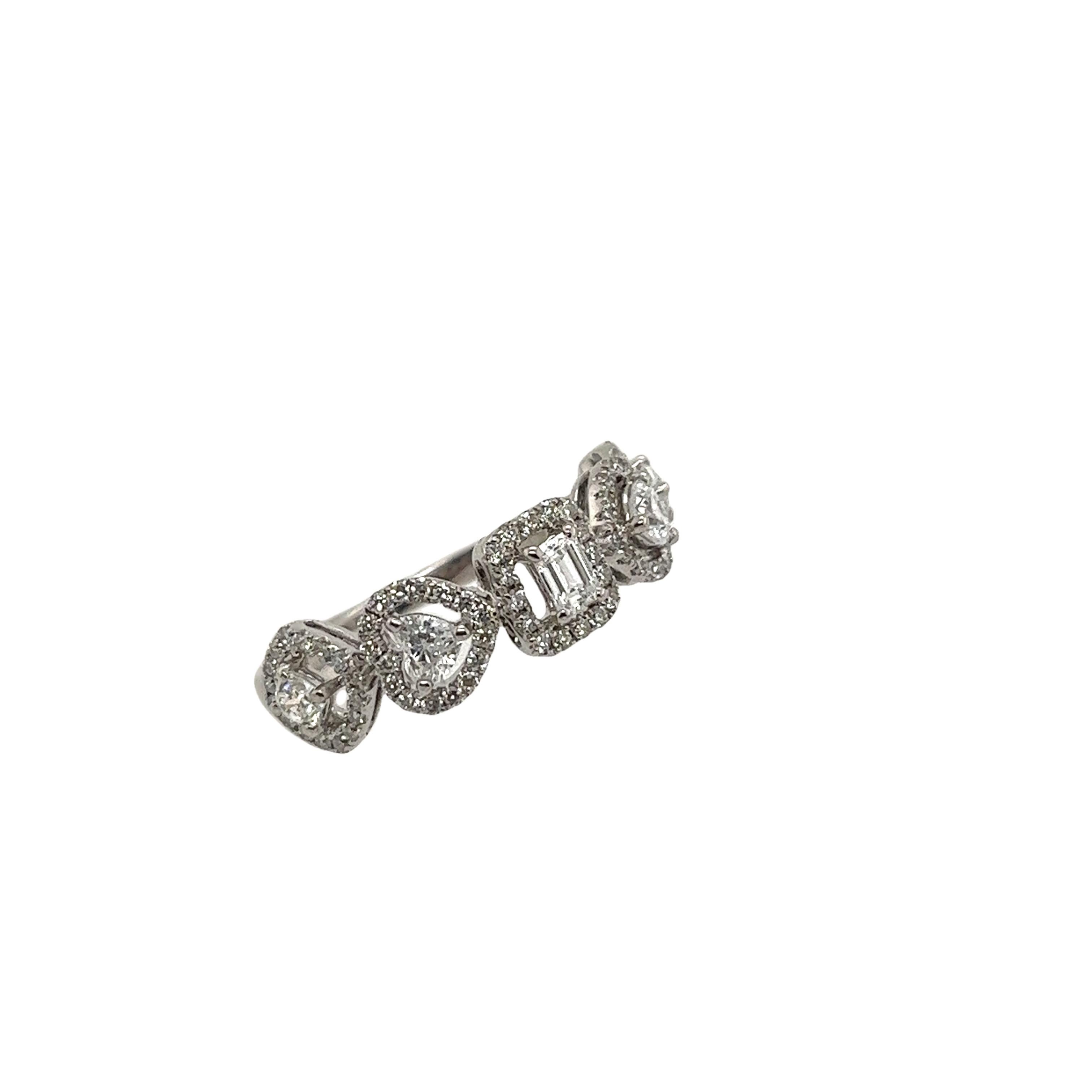 Découvrez le summum de l'élégance avec ce superbe 
Bague en or blanc 18ct, ornée d'une combinaison captivante de diamants multiformes de 0,86ct. 
Cette bague exquise met en valeur des diamants de taille émeraude, de forme cœur et de taille brillant,