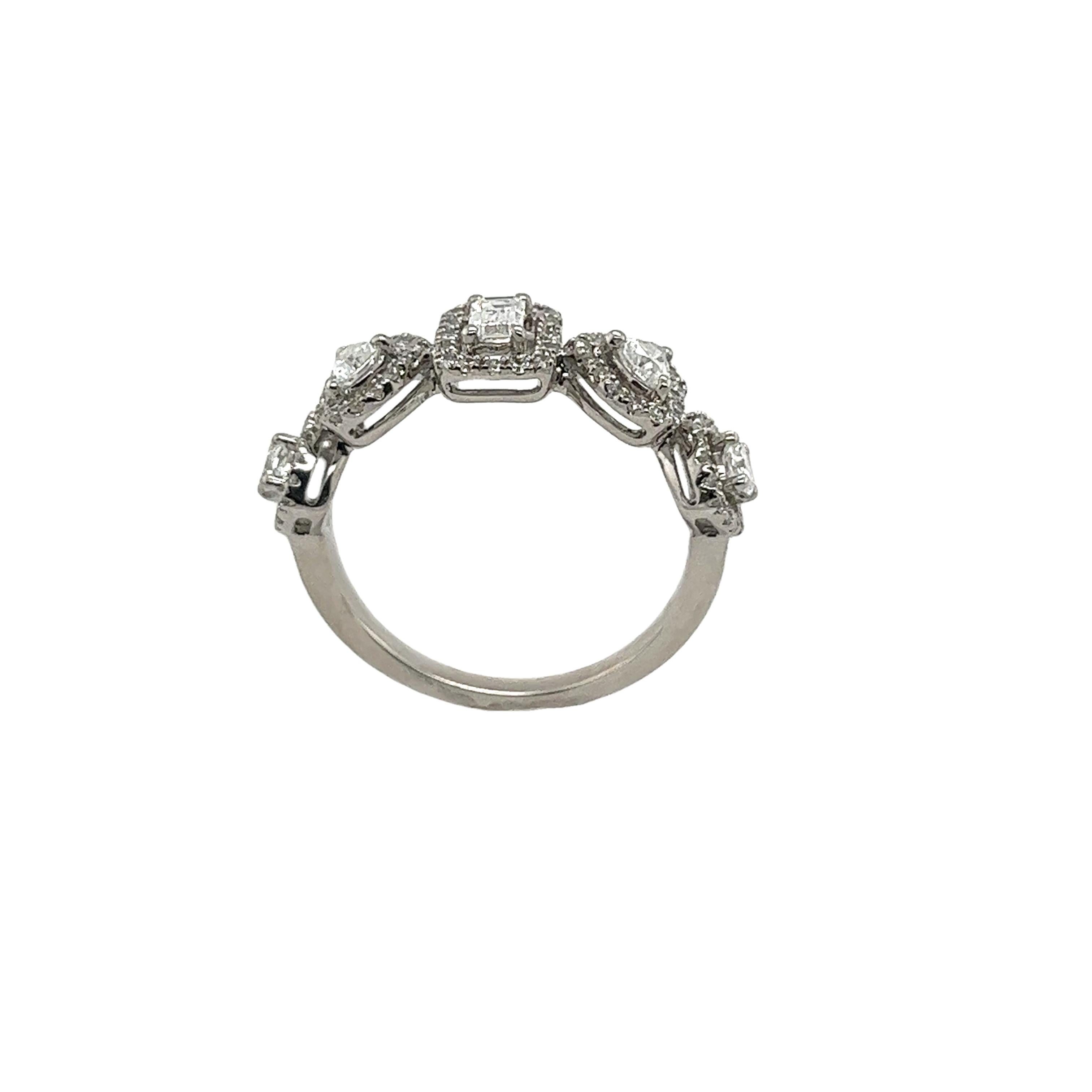 Taille ronde Bague en or blanc 18 carats sertie de diamants de formes multiples, 0,86 carat en vente