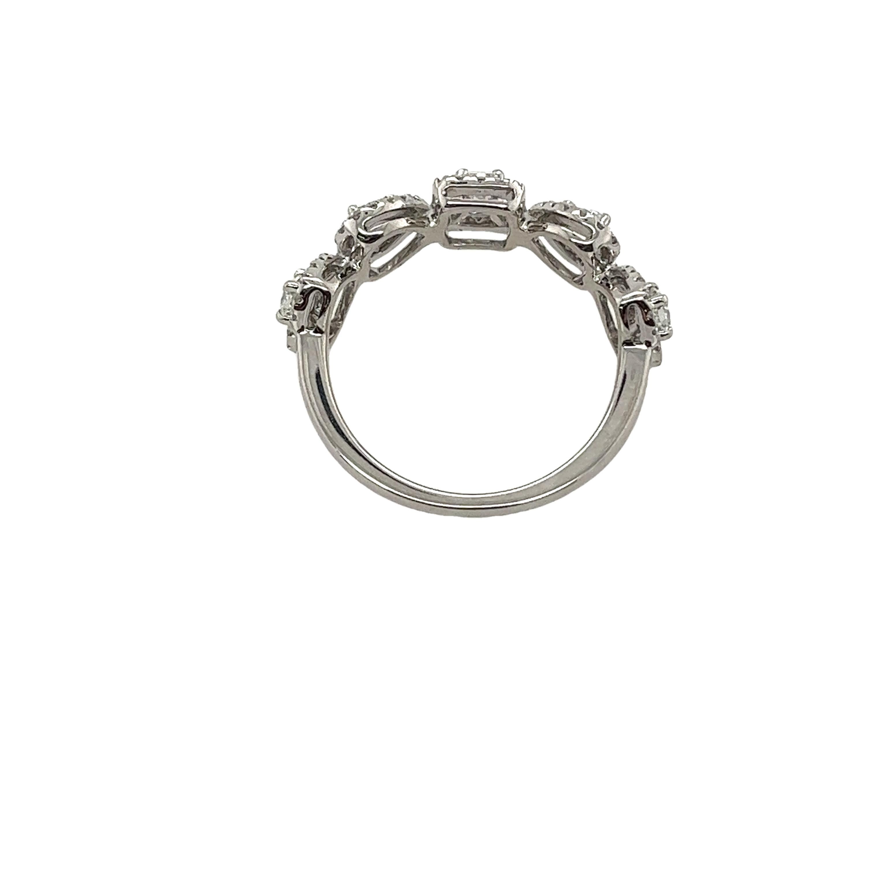 Bague en or blanc 18 carats sertie de diamants de formes multiples, 0,86 carat Excellent état - En vente à London, GB