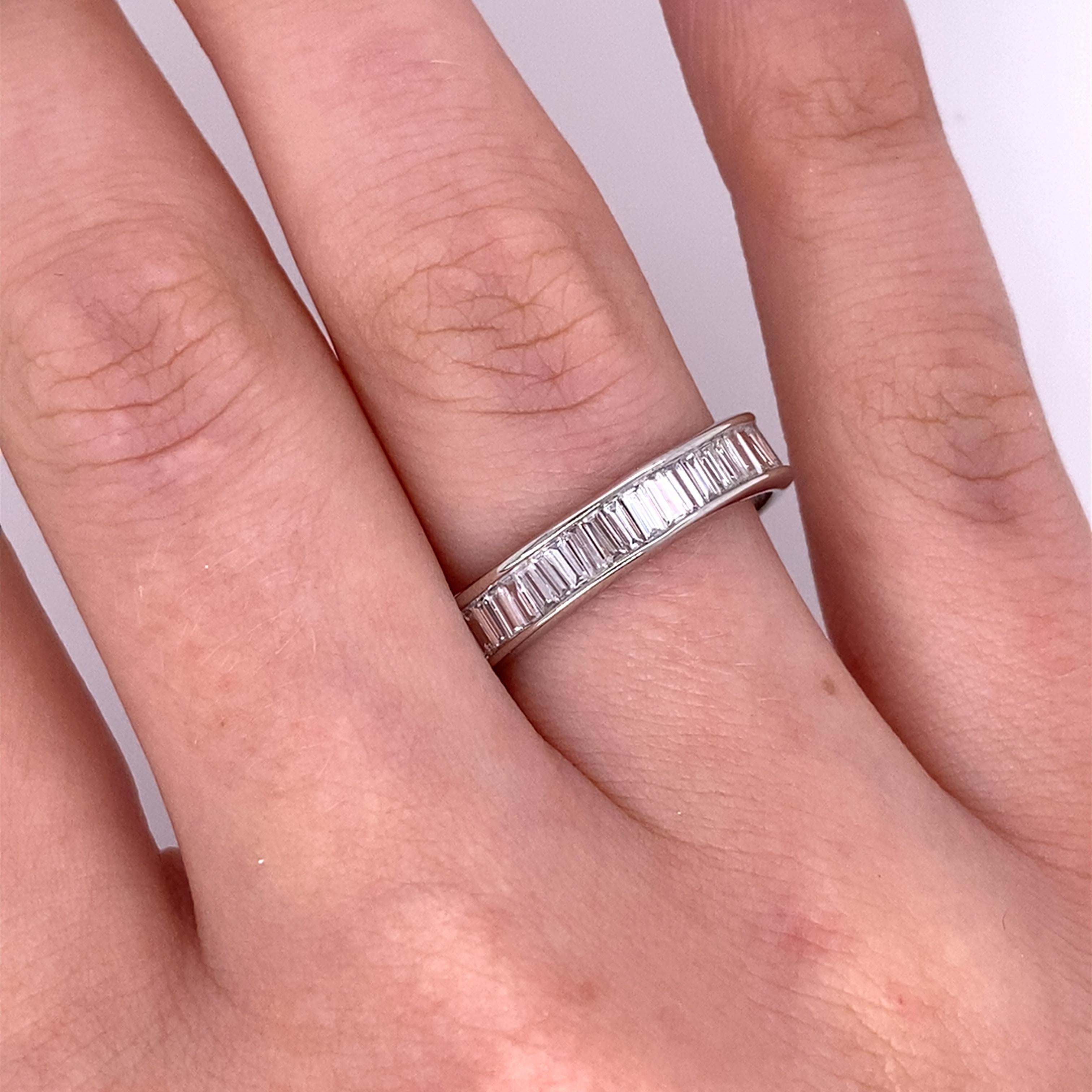 Cet anneau d'éternité en diamant est serti de diamants de forme baguette, avec un poids total de diamants de 1,50 ct.
Cette bague est élégante et belle pour une alliance ou une bague d'anniversaire.

Poids total des diamants : 1,50ct 
Couleur du