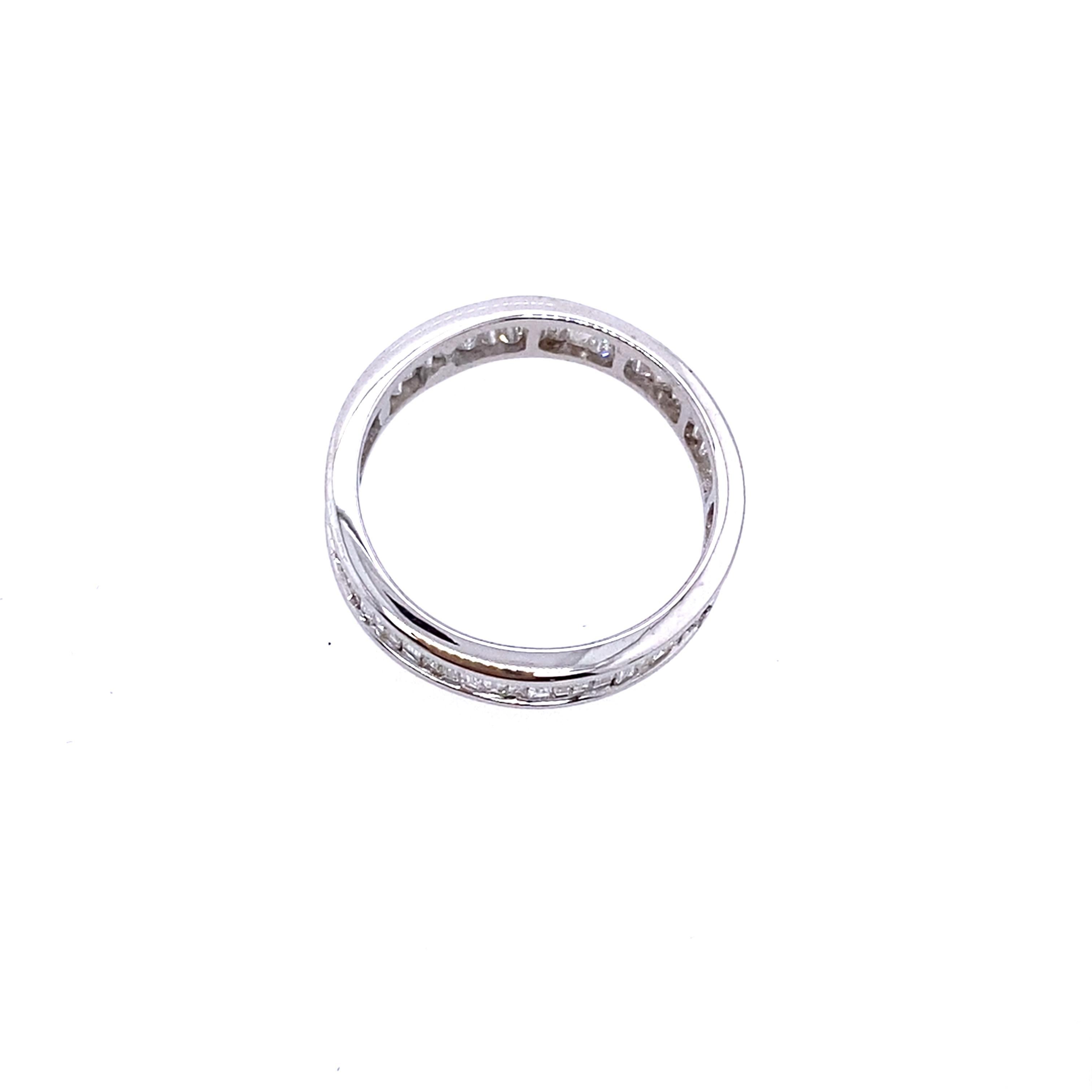 18 Karat Weißgold Diamantbesetzter Eternity/Wedding-Ring mit 0,150 Karat Diamanten (Baguetteschliff) im Angebot