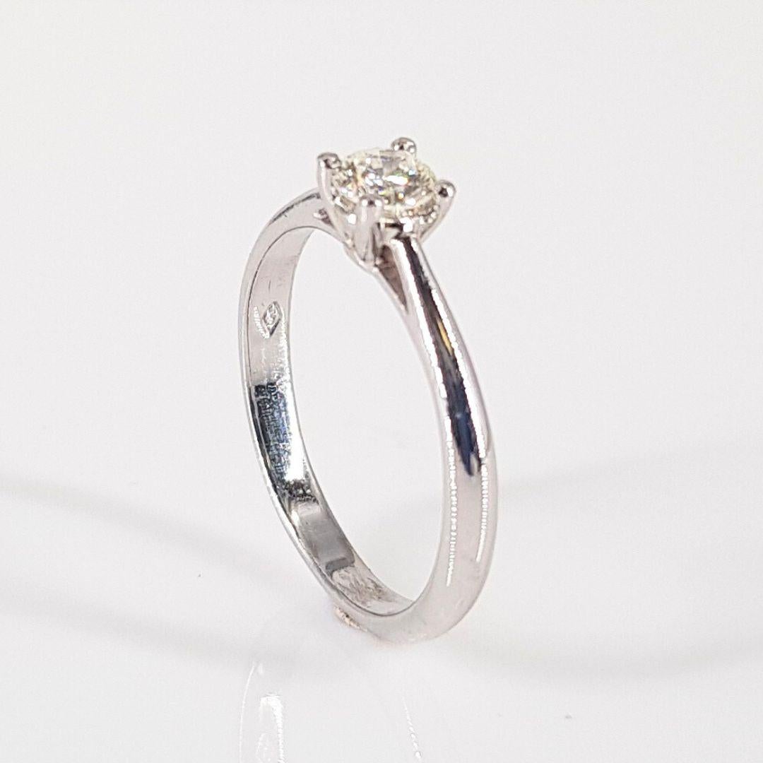 Beautiful
Item Attributes:
Metal Colour:                White
Weight:                            4.2g	
Size:                                 M ¾ 
Stone Attributes
Number of Stones:        1 Diamond
Cut:                                   Round