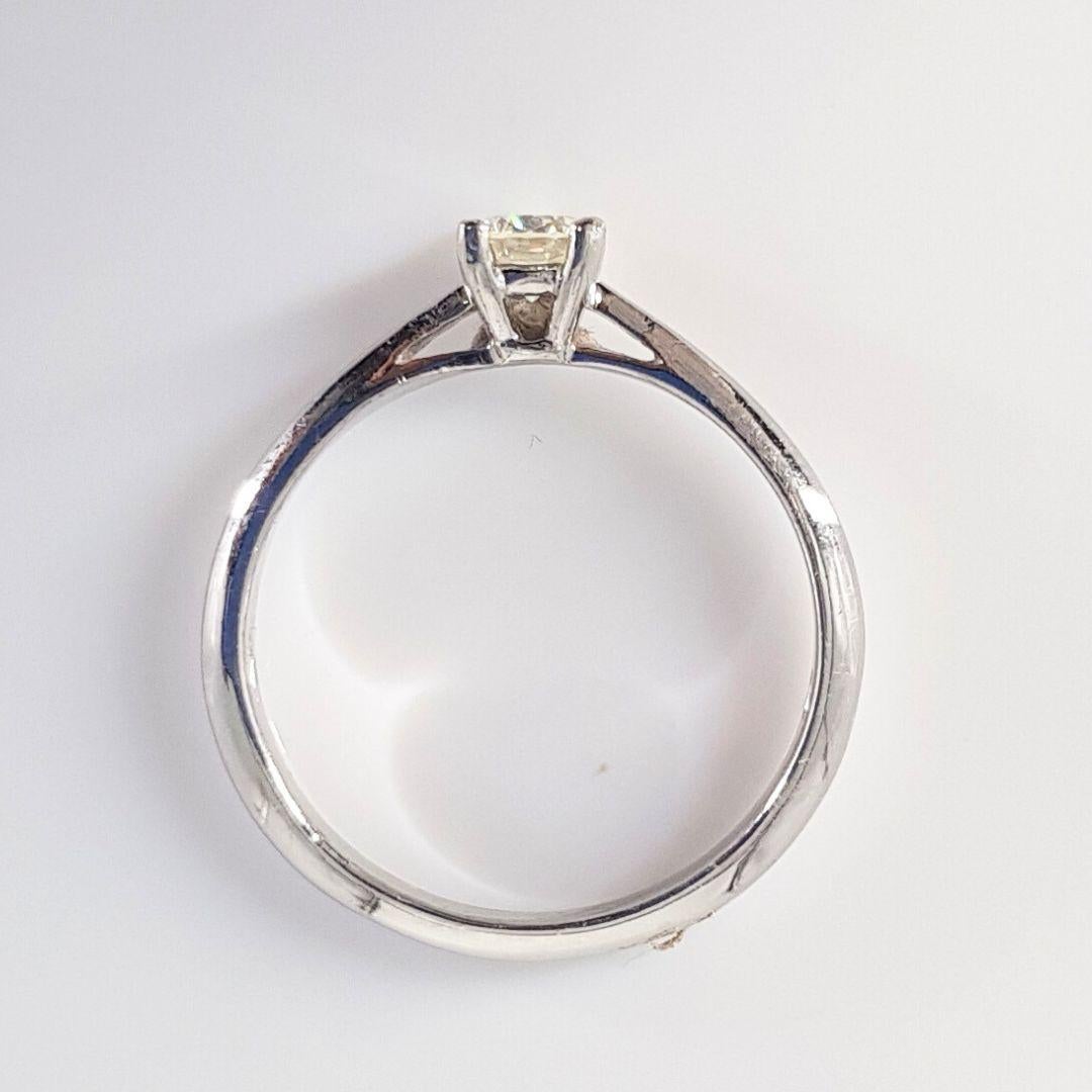 18ct white gold diamond solitaire ring In Good Condition For Sale In Cape Town, ZA