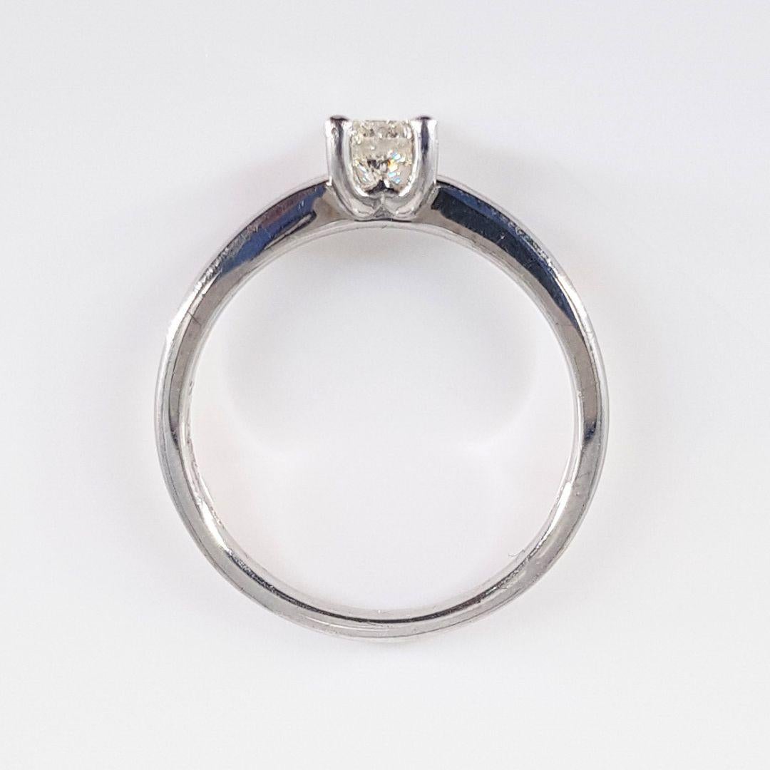 18ct White Gold Diamond Solitaire Ring In Excellent Condition For Sale In Cape Town, ZA