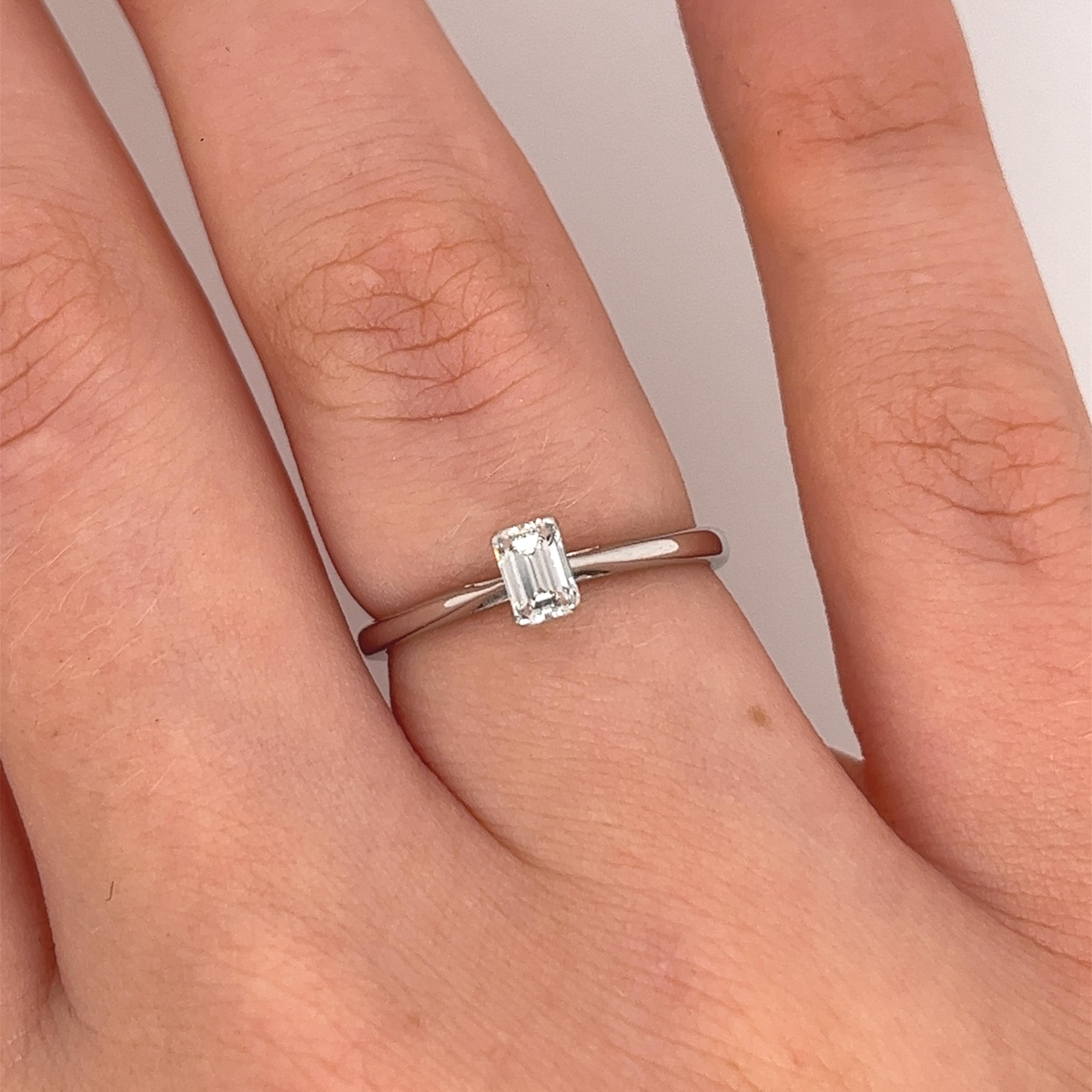 18ct White Gold Diamond Solitaire Ring Set With 0.20ct F-VS1 Emerald cut Diamond For Sale 1