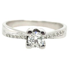 Anillo solitario de diamantes de oro blanco de 18 ct engastado con 0,38 ct H/SI