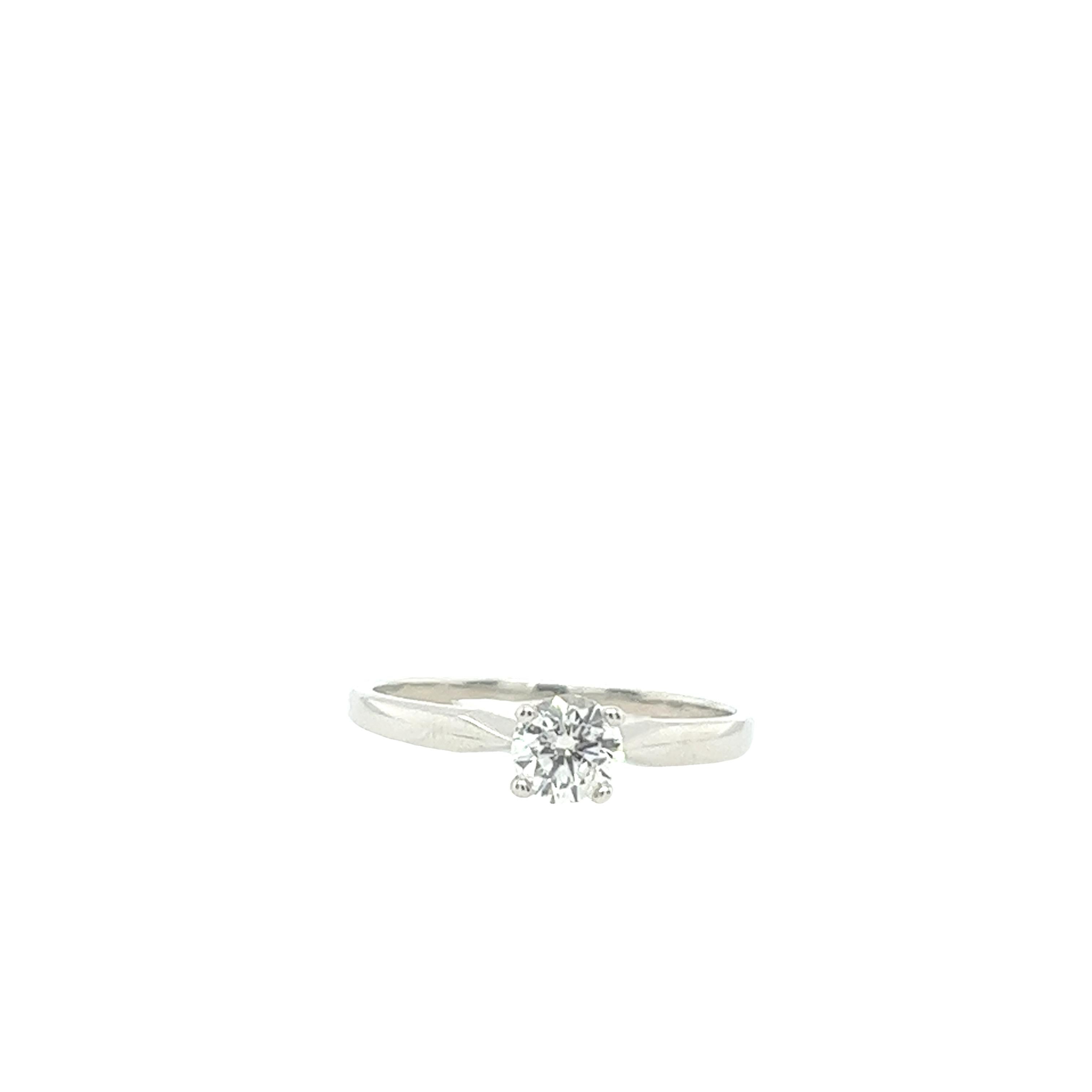 Esta obra maestra de oro blanco de 18 ct engastada con un diamante redondo de talla brillante de 0,38 ct es un auténtico símbolo de lujo y sofisticación.

Peso total del diamante: 0,38 ct
Color del diamante: H
Claridad del diamante: SI1
Ancho de la