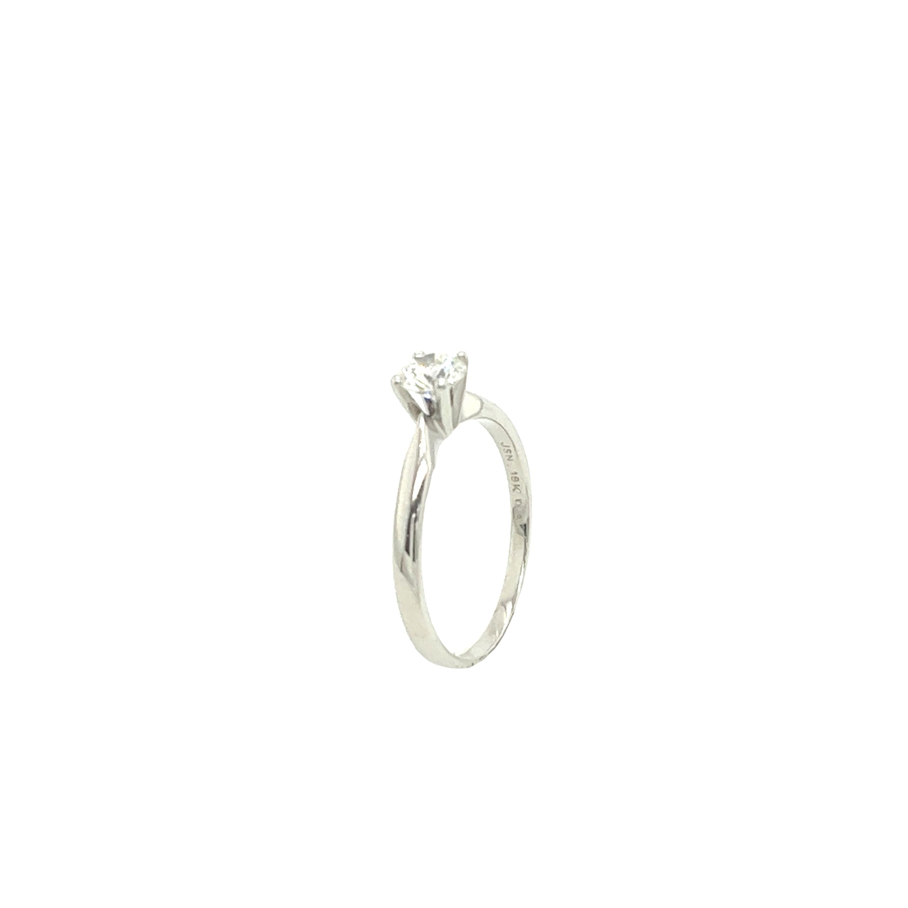 Anillo solitario de diamantes de oro blanco de 18 ct engastado con 0,38 ct H/SI1 Corte redondo