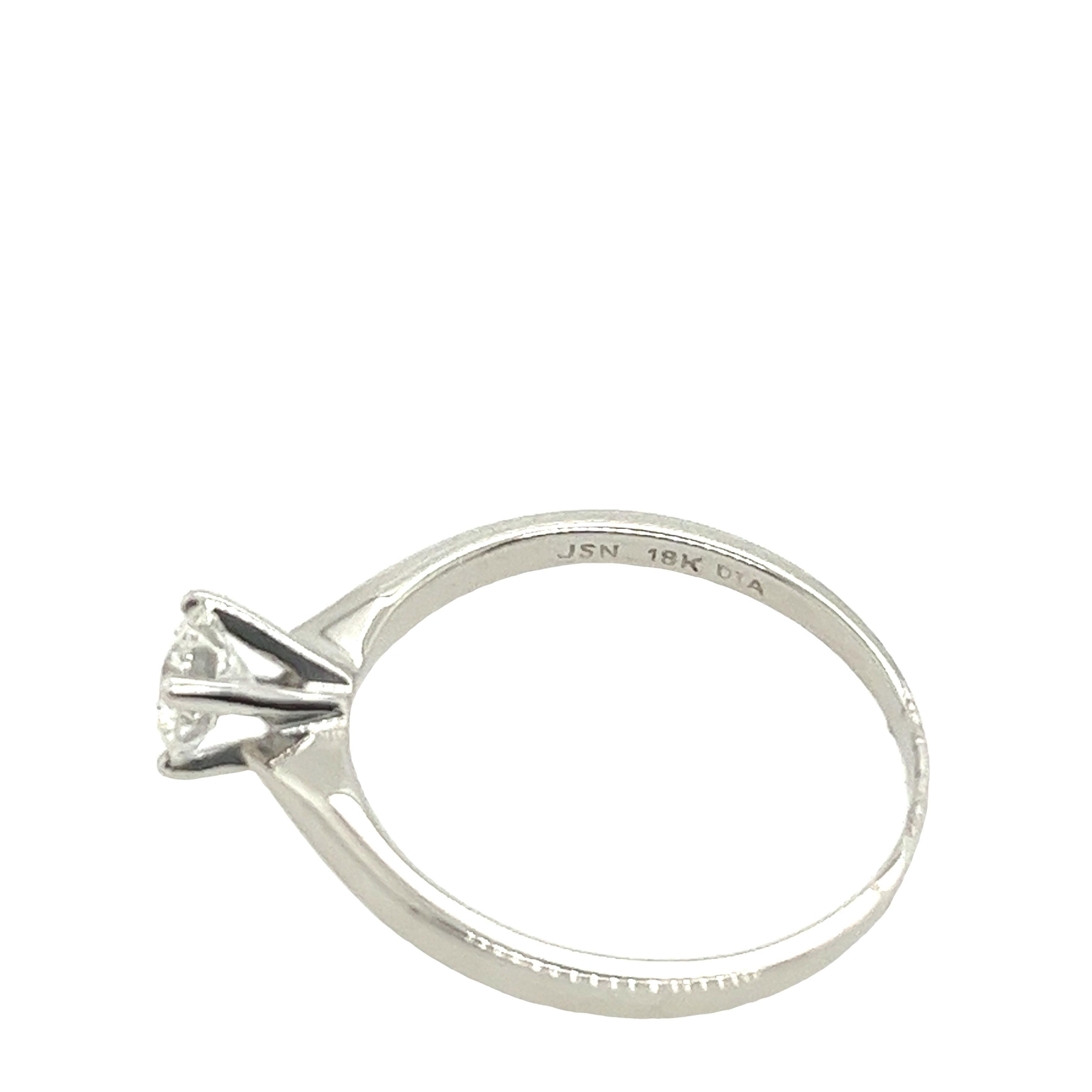 Anillo solitario de diamantes de oro blanco de 18 ct engastado con 0,38 ct H/SI1 en Excelente Estado en London, GB