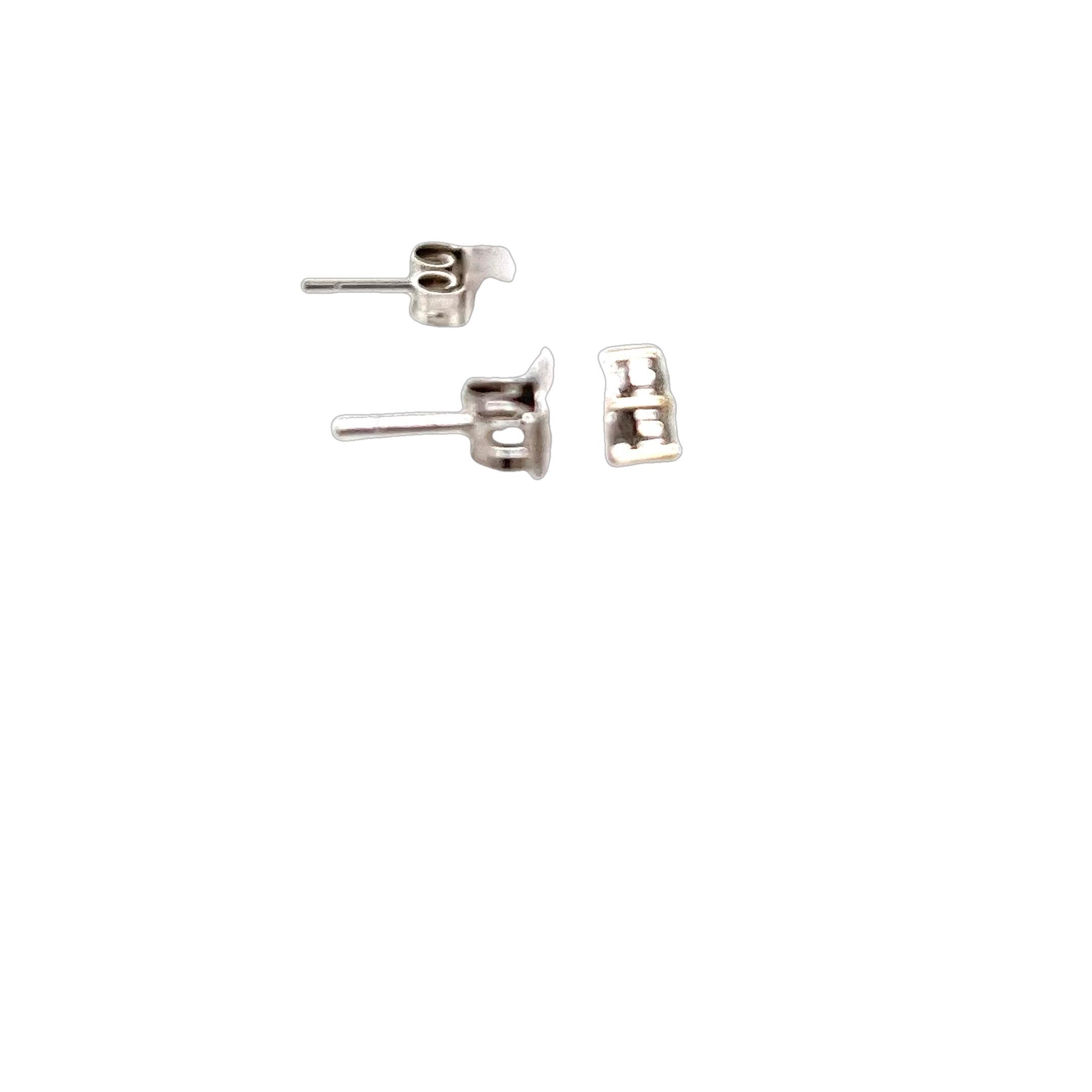 Cette paire de boucles d'oreilles en diamant présente un total de 0,20ct de diamants ronds de taille brillante sertis dans de l'or blanc 18ct. Ils sont parfaits pour tous les jours et peuvent être portés avec n'importe quelle tenue.

Poids total des