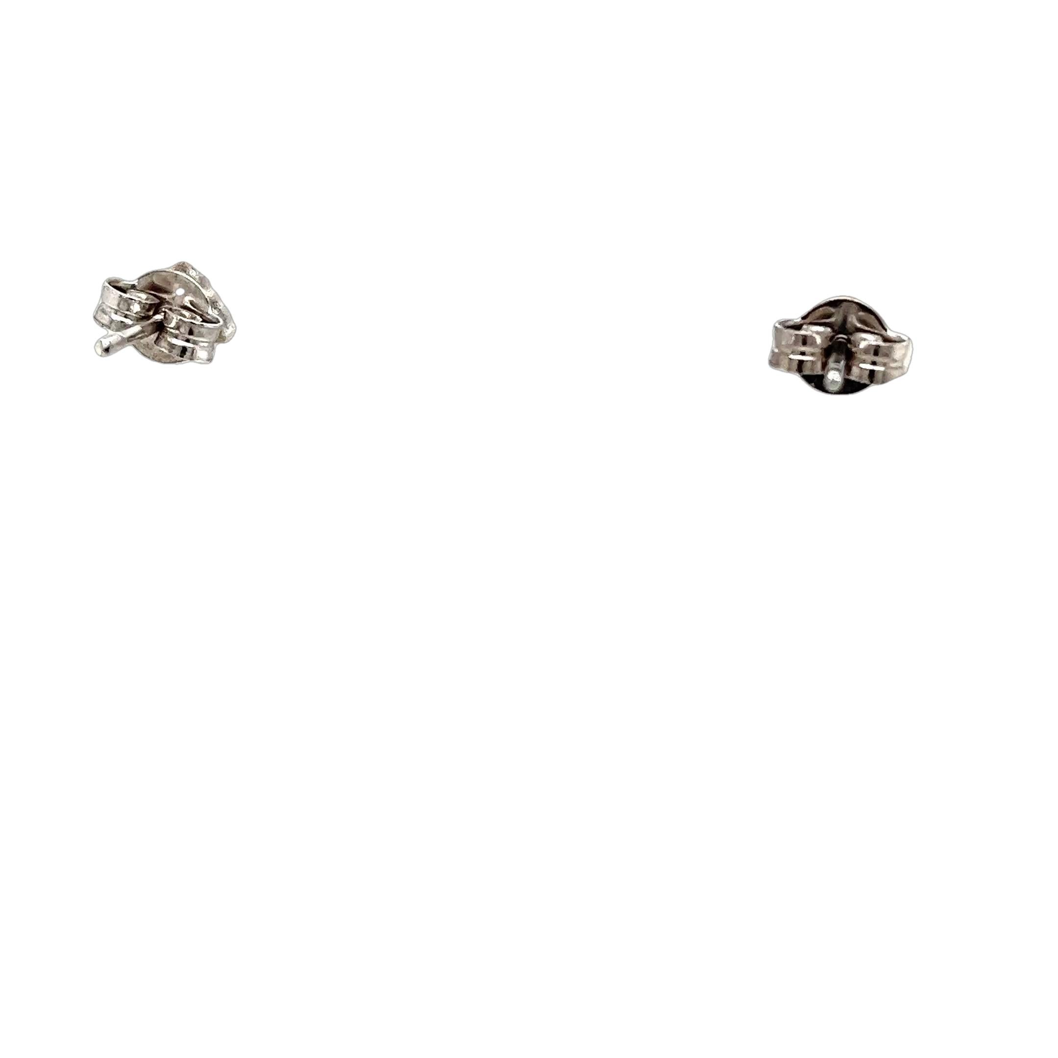 Taille ronde Clous d'oreilles en or blanc 18 carats avec diamants de 0,20 carat en vente