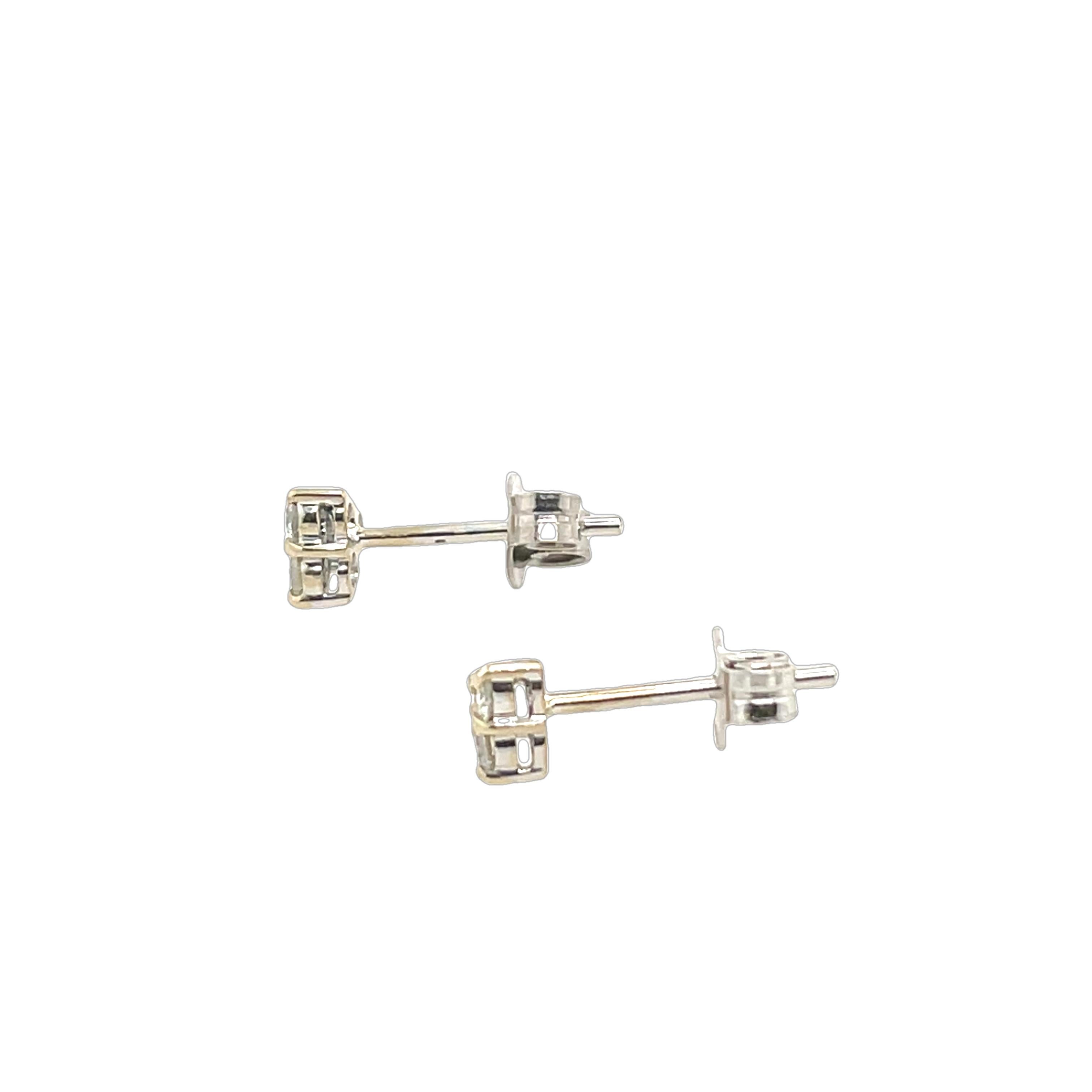 Clous d'oreilles en or blanc 18 carats avec diamants de 0,20 carat en vente 1
