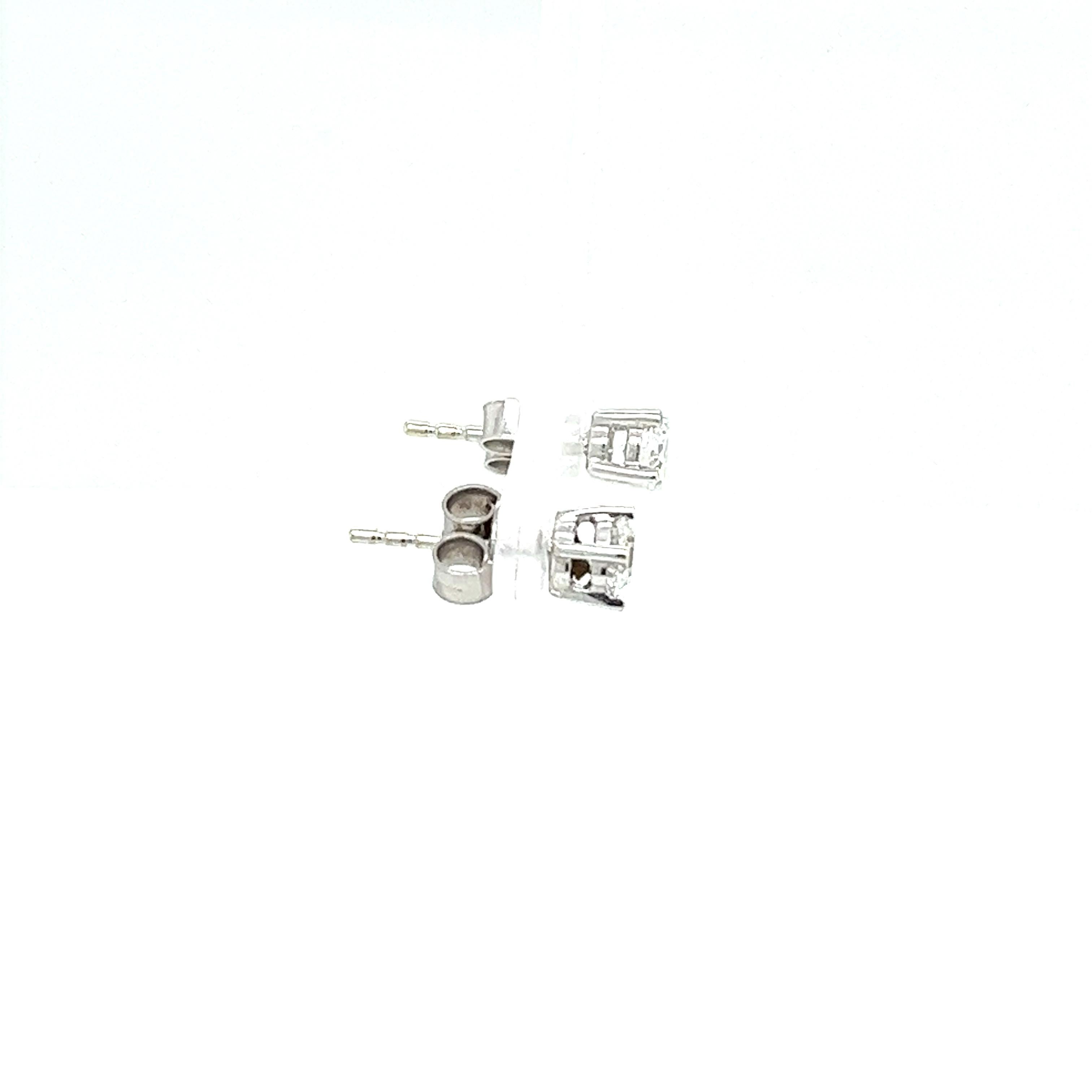 18ct White Gold Diamond Stud Earrings, 0.60ct Total Diamond Weight In Excellent Condition For Sale In London, GB