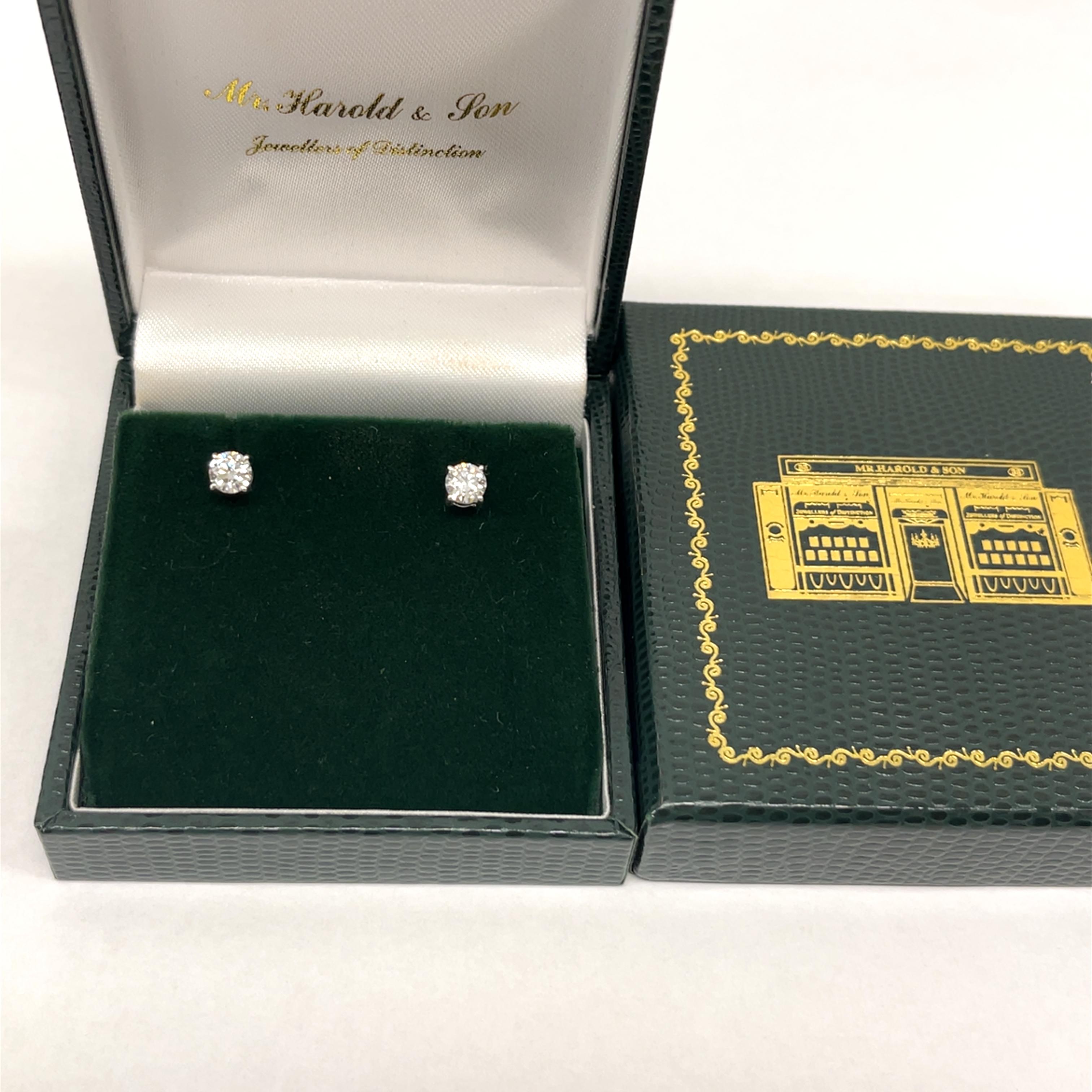 Questo paio di orecchini con diamanti 
presenta un totale di 0,69t di diamanti rotondi taglio brillante incastonati in oro bianco 18ct. 
Sono perfetti per tutti i giorni e possono essere indossati con qualsiasi vestito.

Peso totale dei diamanti: