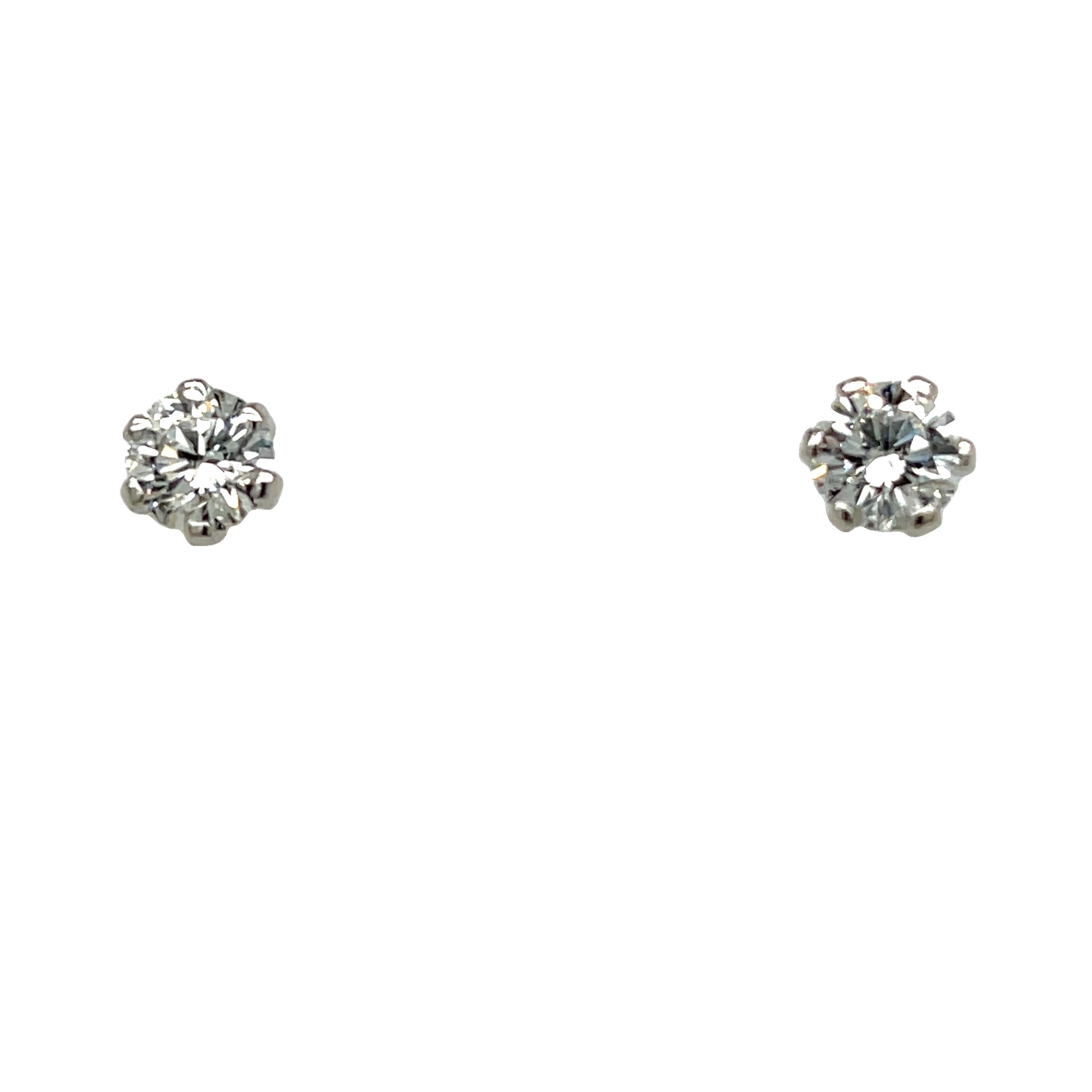Questo paio di orecchini con diamanti 
presenta un totale di 1,10 carati di diamanti naturali a taglio brillante rotondo 
incastonato in oro bianco 18ct. 
È perfetta per tutti i giorni e può essere indossata con qualsiasi vestito.
Peso totale dei