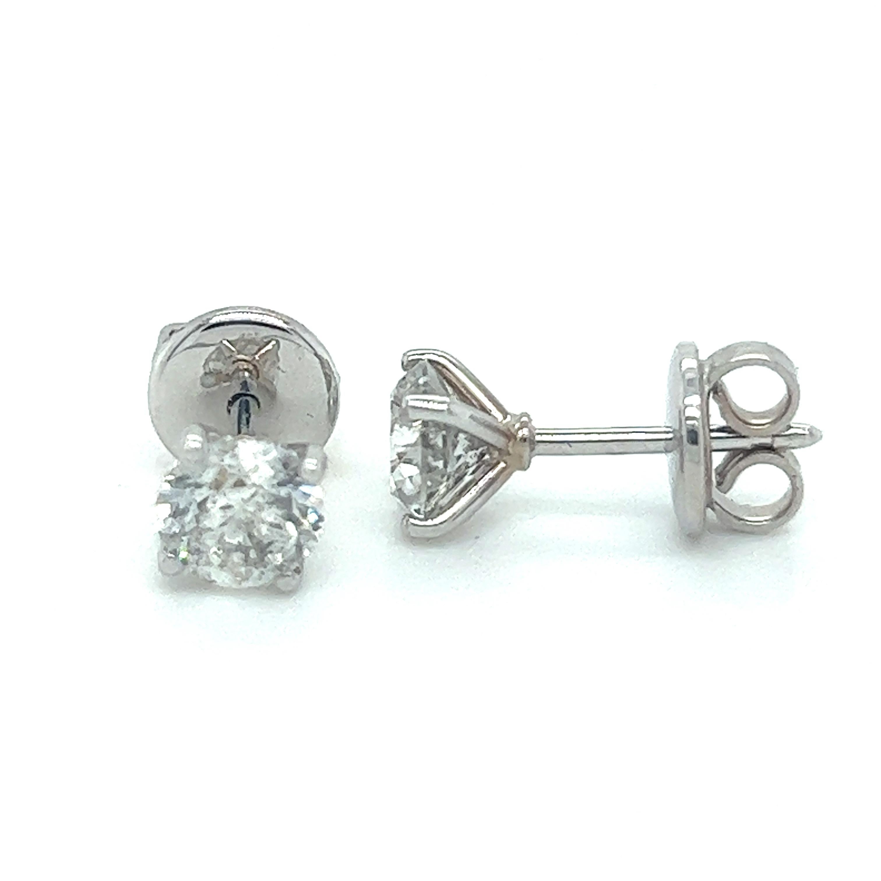Bellissimi ed eleganti orecchini fatti a mano da Luminary Fine Jewellery. 

Peso totale dei diamanti 1,42ct H Colour SI clarity, incastonati in oro bianco 18ct.

Classica montatura contemporanea a 4 griffe, con perno e grandi farfalle. Perfetto per